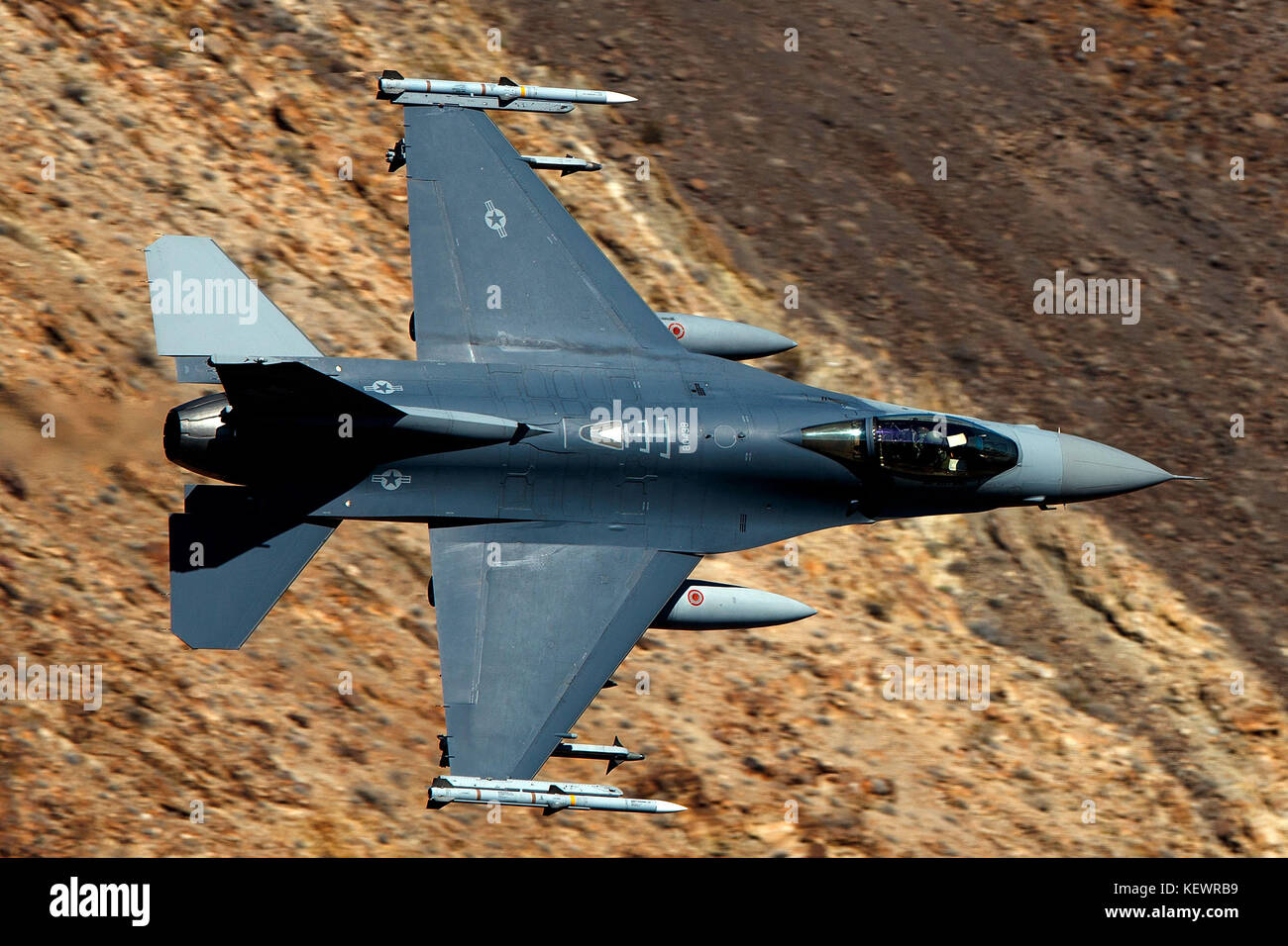 United States Air Force General Dynamics F-16C Fighting Falcon (88-0438) de la Garde nationale aérienne du Dakota du Sud vole faible niveau à travers la transition de Jedi, Star Wars Canyon, Death Valley National Park, California, United States of America Banque D'Images