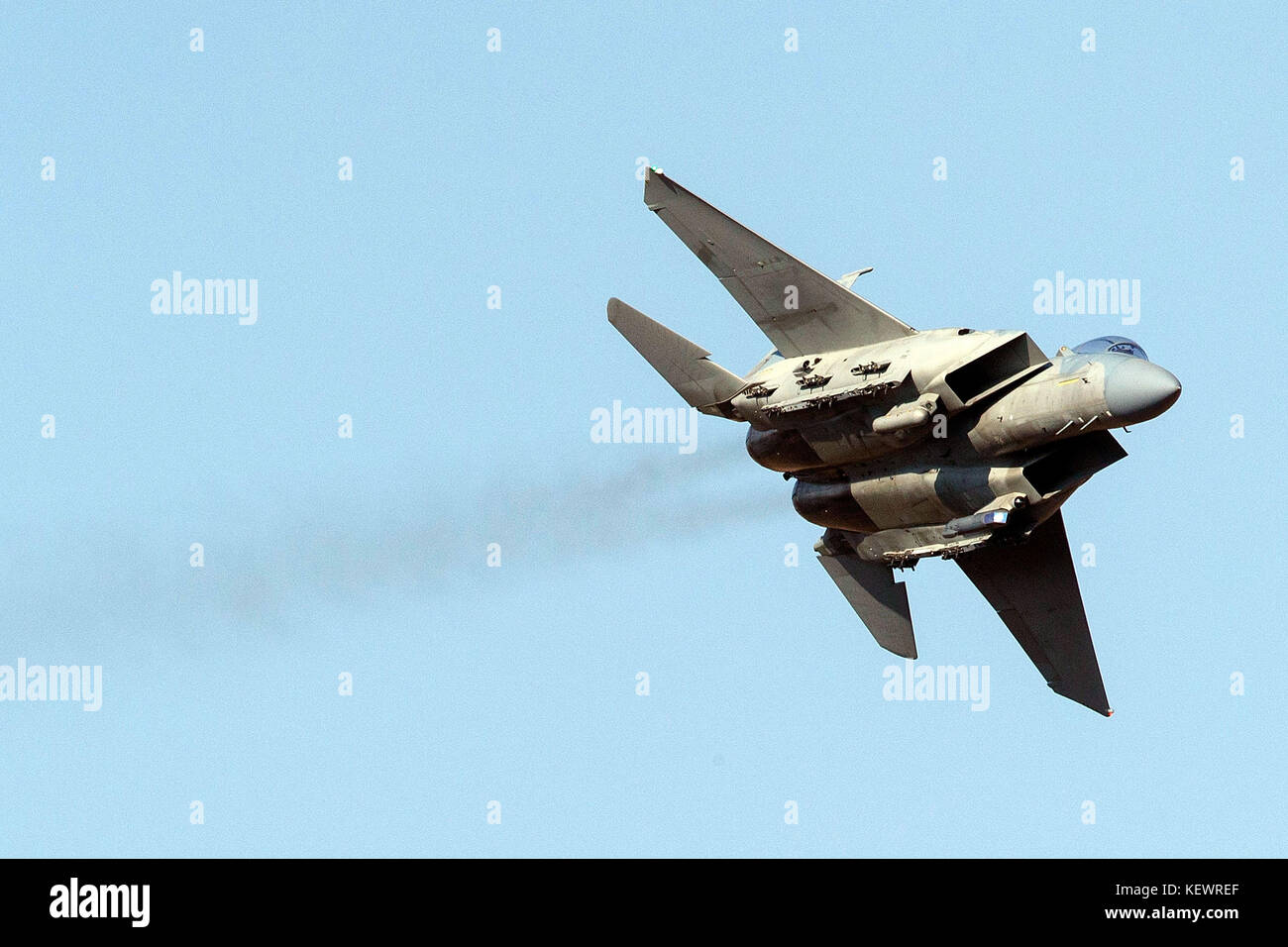 Arabie Royal Air Force Boeing F-15SA Eagle (12-1004) vole bas niveau sur la transition par Star Wars Jedi Canyon / Rainbow Canyon, Death Valley National Park, Panamint Springs, California, United States of America Banque D'Images