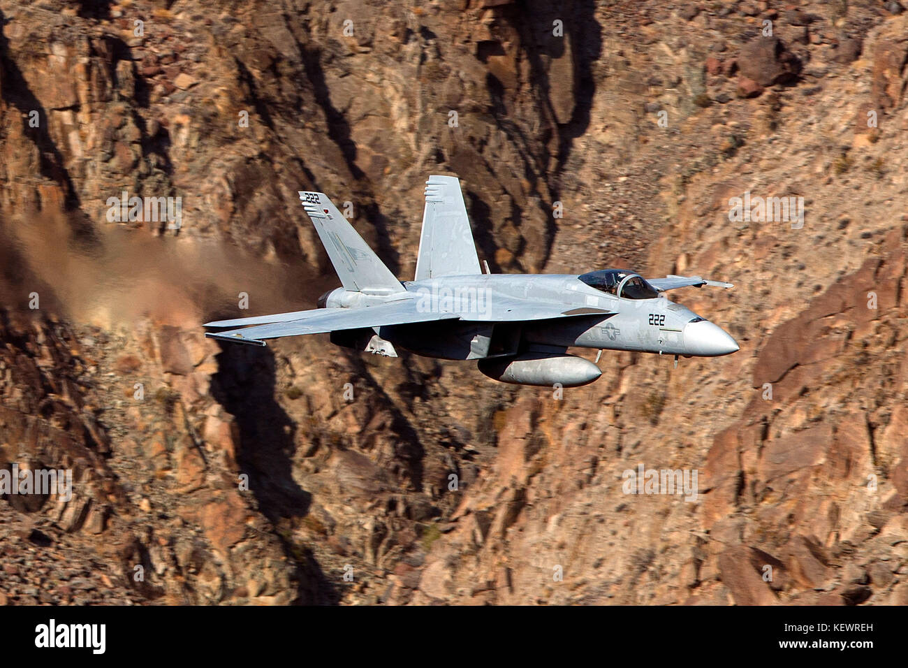 United States Navy Boeing F/A-18E Super Hornet (NJ) 222 de la VFA-122 Flying Eagles squadron vole bas niveau sur la transition par Star Wars Jedi Canyon / Rainbow Canyon, Death Valley National Park, Panamint Springs, California, United States of America Banque D'Images