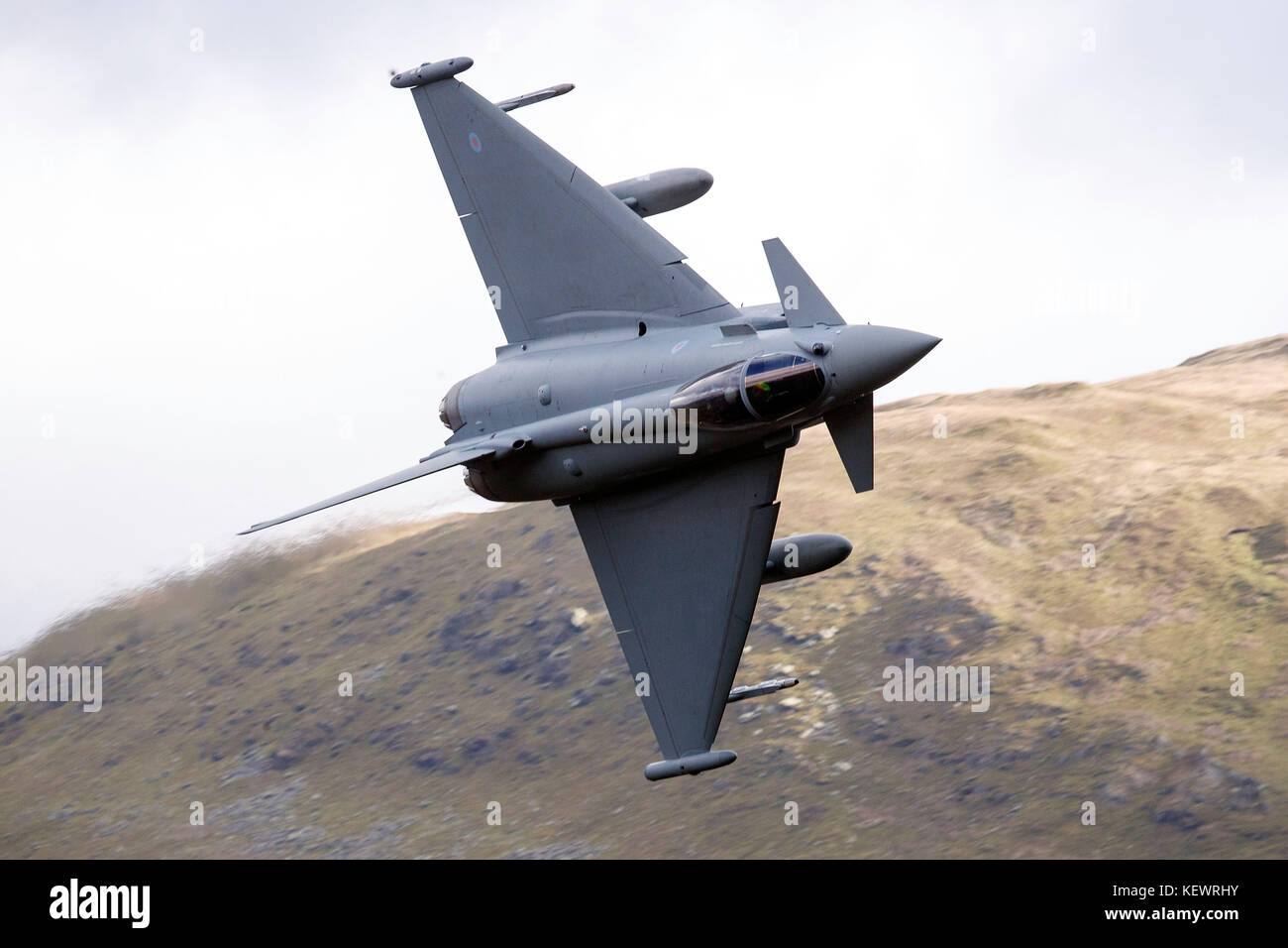 Royal Air Force Eurofighter Typhoon RGF4 (ZK371) vole bas niveau grâce à la boucle de Mach, Machynlleth, au Pays de Galles, Royaume-Uni Banque D'Images