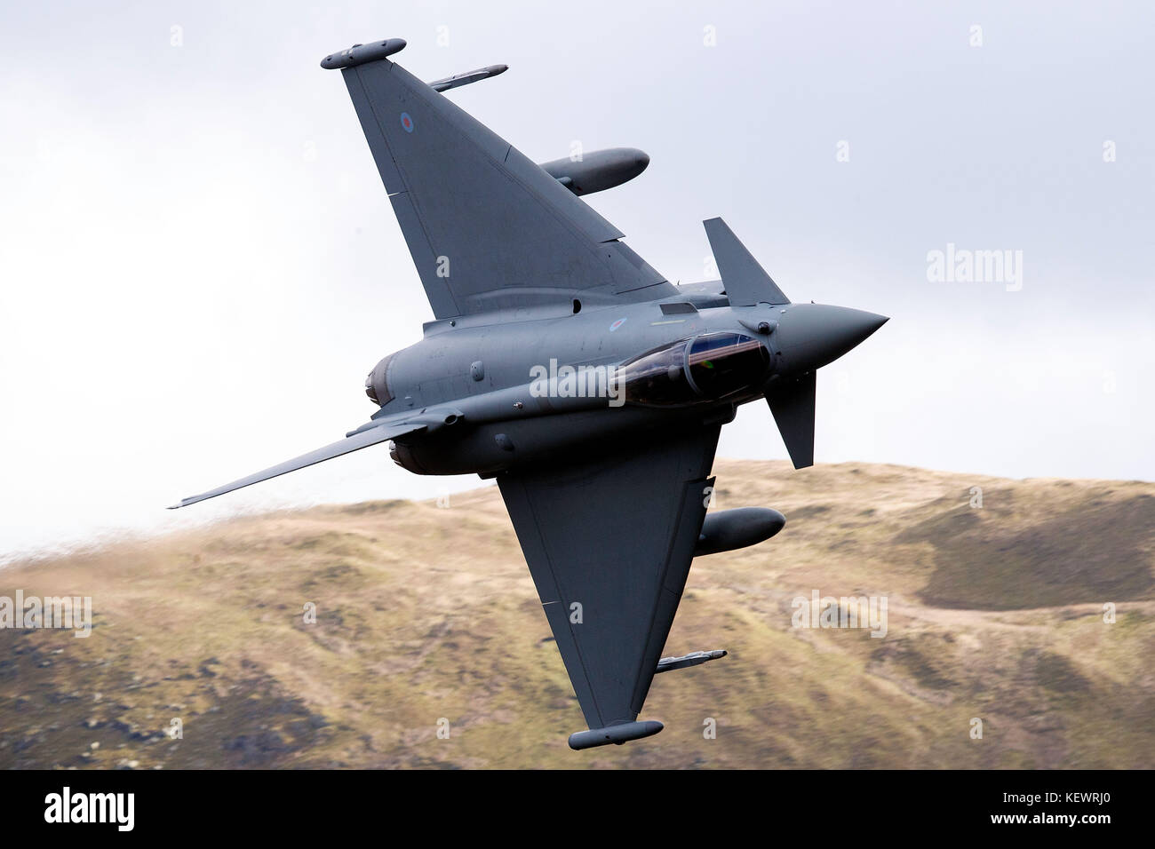 Royal Air Force Eurofighter Typhoon RGF4 (ZK371) vole bas niveau grâce à la boucle de Mach, Machynlleth, au Pays de Galles, Royaume-Uni Banque D'Images