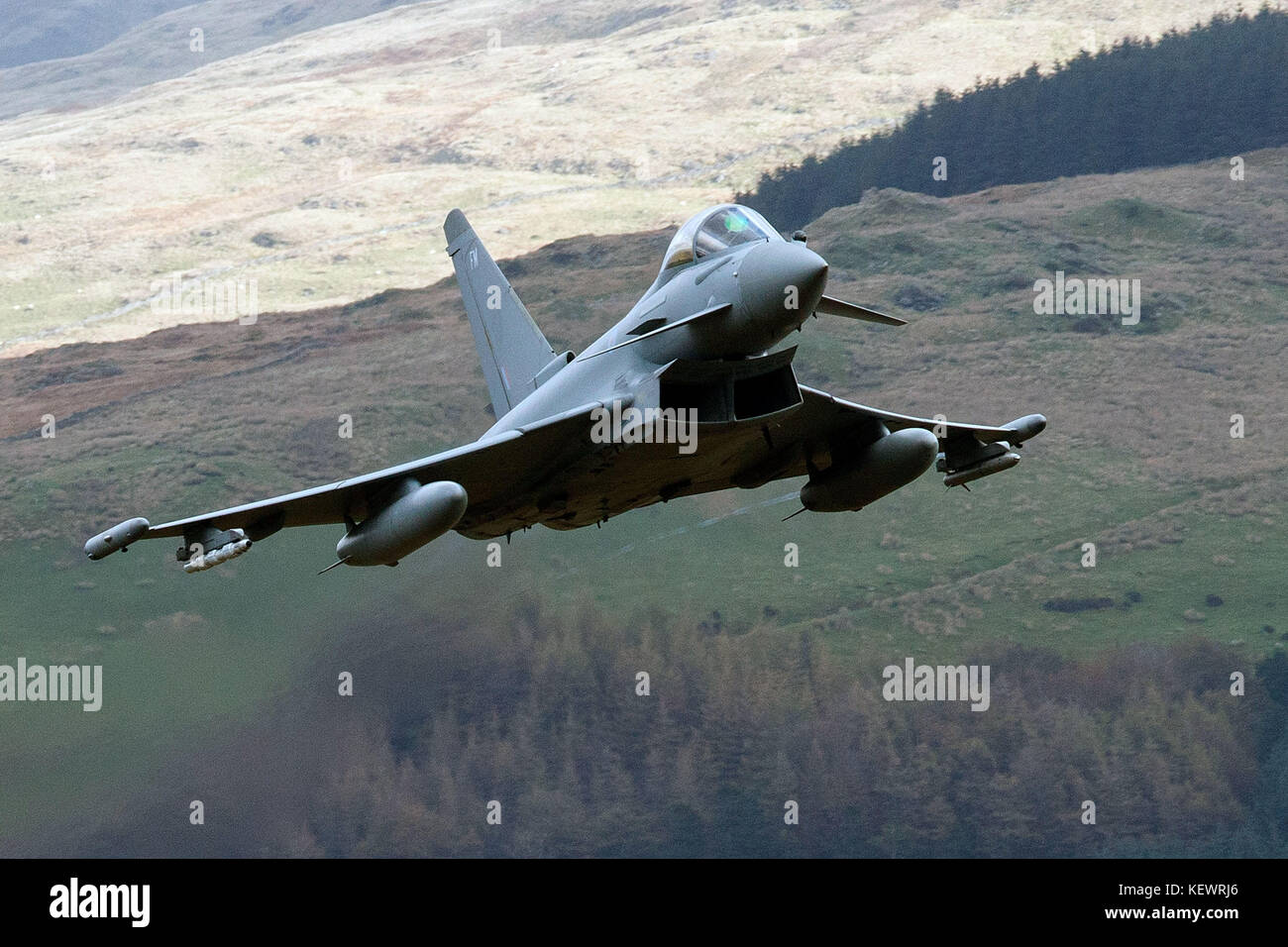 Royal Air Force Eurofighter Typhoon RGF4 (ZK304) vole bas niveau grâce à la boucle de Mach, Machynlleth, au Pays de Galles, Royaume-Uni Banque D'Images