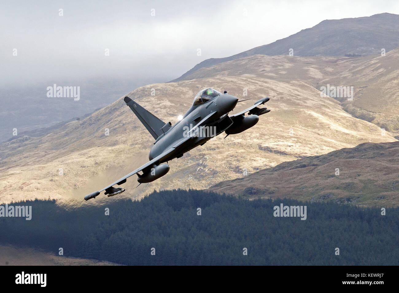 Royal Air Force Eurofighter Typhoon RGF4 (ZK304) vole bas niveau grâce à la boucle de Mach, Machynlleth, au Pays de Galles, Royaume-Uni Banque D'Images