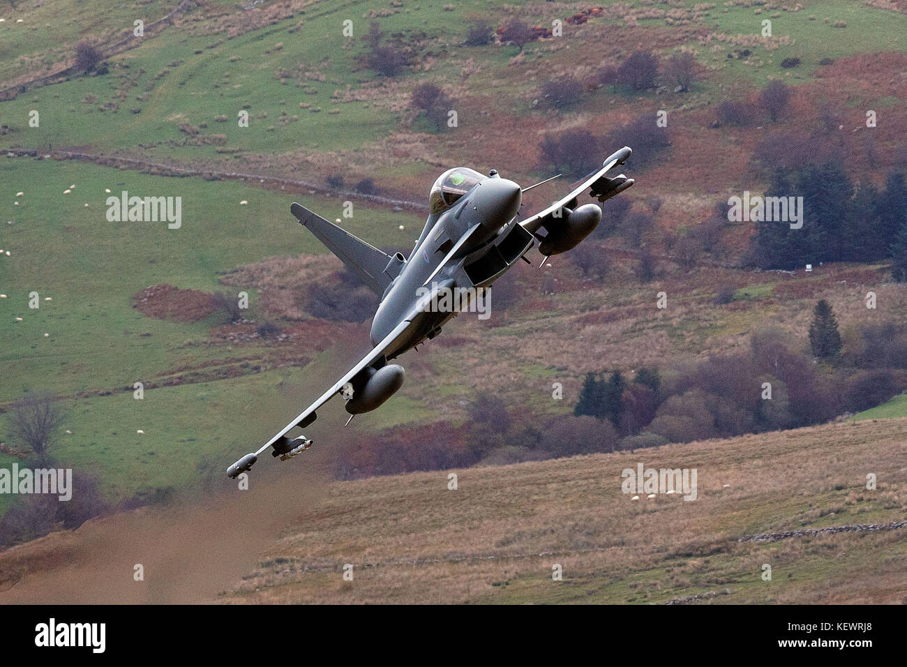Royal Air Force Eurofighter Typhoon RGF4 vole bas niveau grâce à la boucle de Mach, Machynlleth, au Pays de Galles, Royaume-Uni Banque D'Images