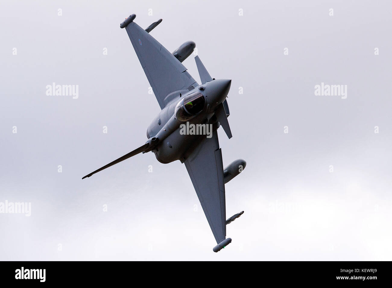Royal Air Force Eurofighter Typhoon RGF4 vole bas niveau grâce à la boucle de Mach, Machynlleth, au Pays de Galles, Royaume-Uni Banque D'Images