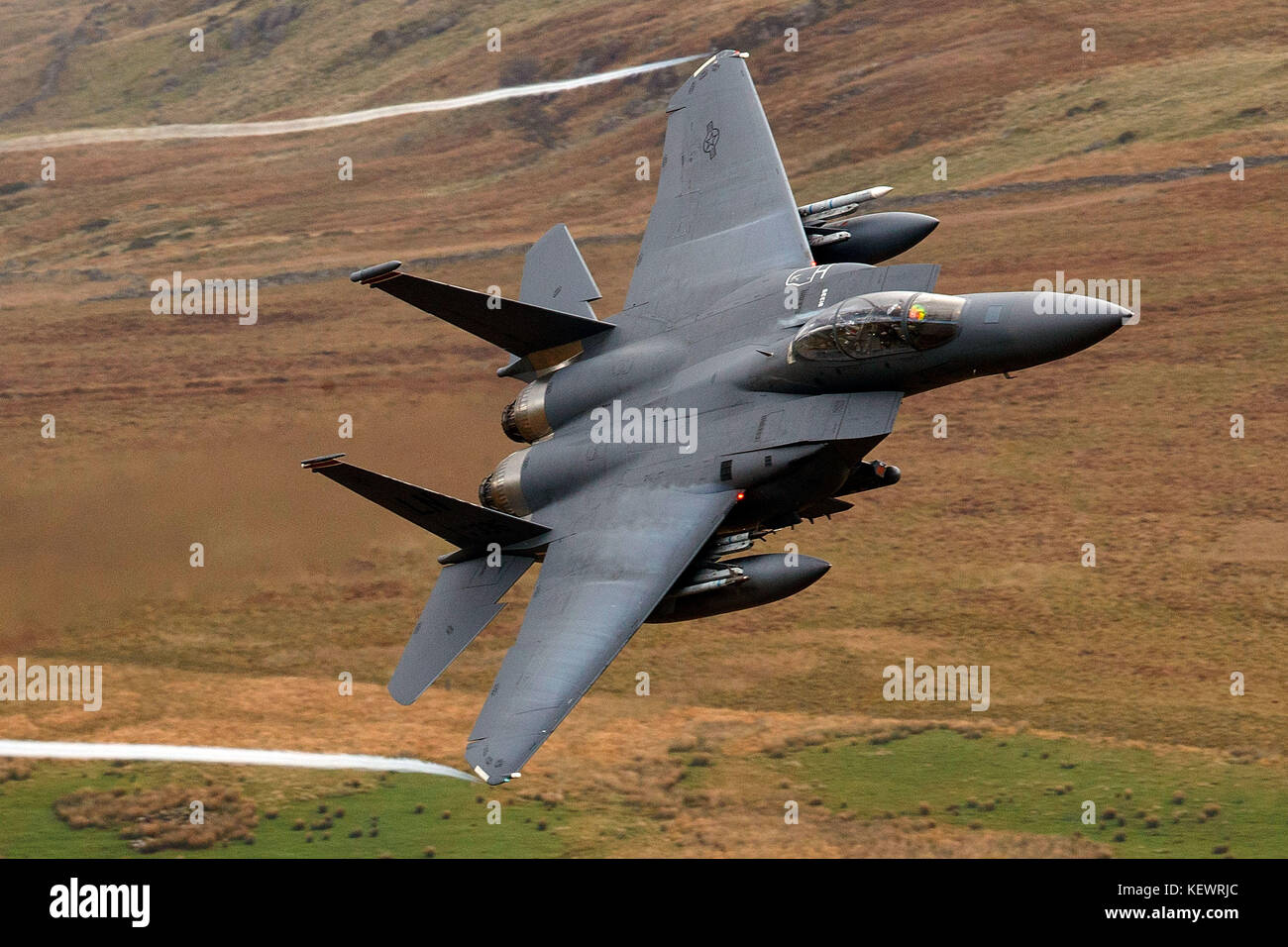 United States Air Force McDonnell-Douglas F-15E Strike Eagle LN (91-335) de la 48e Escadre de chasse, 494e Escadron de chasse basé à RAF Lakenheath, Angleterre, mouches faible niveau grâce à la boucle de Mach, Machynlleth, au Pays de Galles, Royaume-Uni Banque D'Images