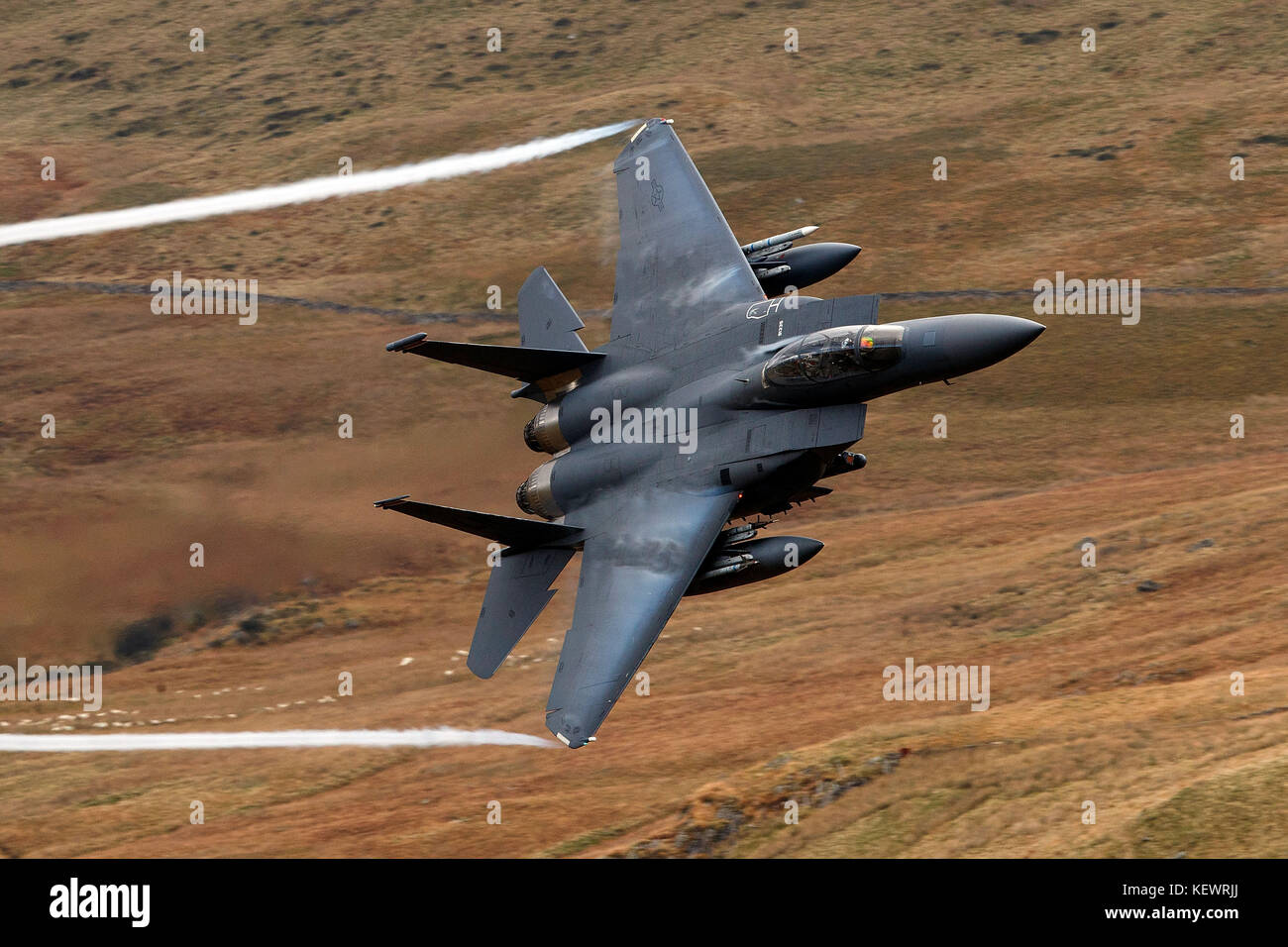 United States Air Force McDonnell-Douglas F-15E Strike Eagle LN (91-335) de la 48e Escadre de chasse, 494e Escadron de chasse basé à RAF Lakenheath, Angleterre, mouches faible niveau grâce à la boucle de Mach, Machynlleth, au Pays de Galles, Royaume-Uni Banque D'Images