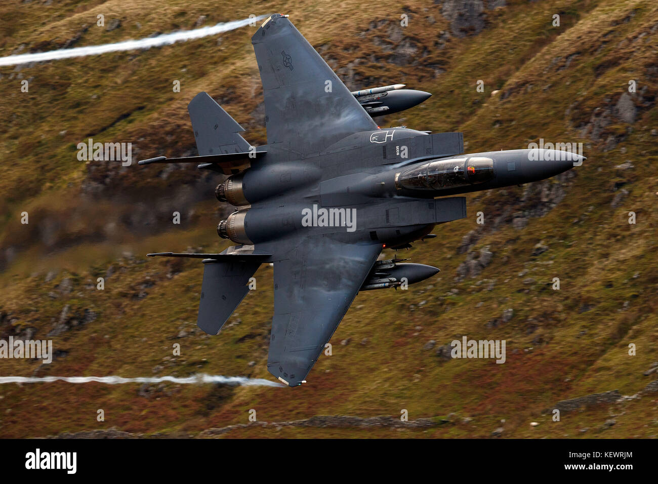 United States Air Force McDonnell-Douglas F-15E Strike Eagle LN (91-335) de la 48e Escadre de chasse, 494e Escadron de chasse basé à RAF Lakenheath, Angleterre, mouches faible niveau grâce à la boucle de Mach, Machynlleth, au Pays de Galles, Royaume-Uni Banque D'Images