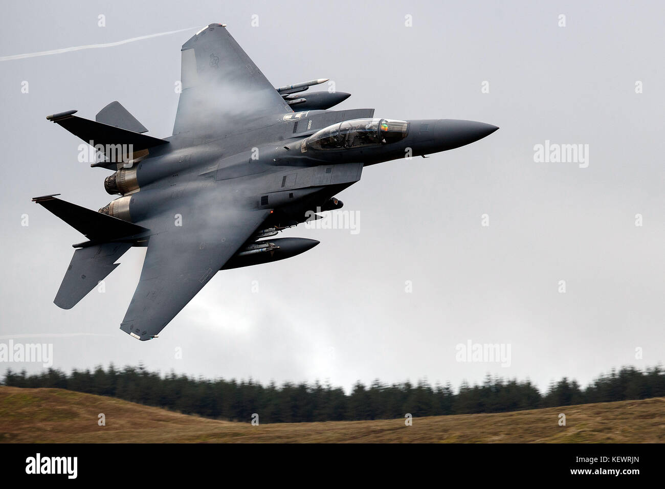 United States Air Force McDonnell-Douglas F-15E Strike Eagle LN (12-003) de la 48e Escadre de chasse, 494e Escadron de chasse basé à RAF Lakenheath, Angleterre, mouches faible niveau grâce à la boucle de Mach, Machynlleth, au Pays de Galles, Royaume-Uni Banque D'Images