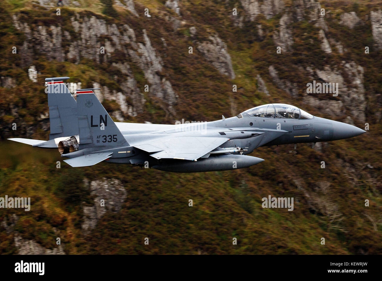 United States Air Force McDonnell-Douglas F-15E Strike Eagle LN (91-335) de la 48e Escadre de chasse, 494e Escadron de chasse basé à RAF Lakenheath, Angleterre, mouches faible niveau grâce à la boucle de Mach, Machynlleth, au Pays de Galles, Royaume-Uni Banque D'Images