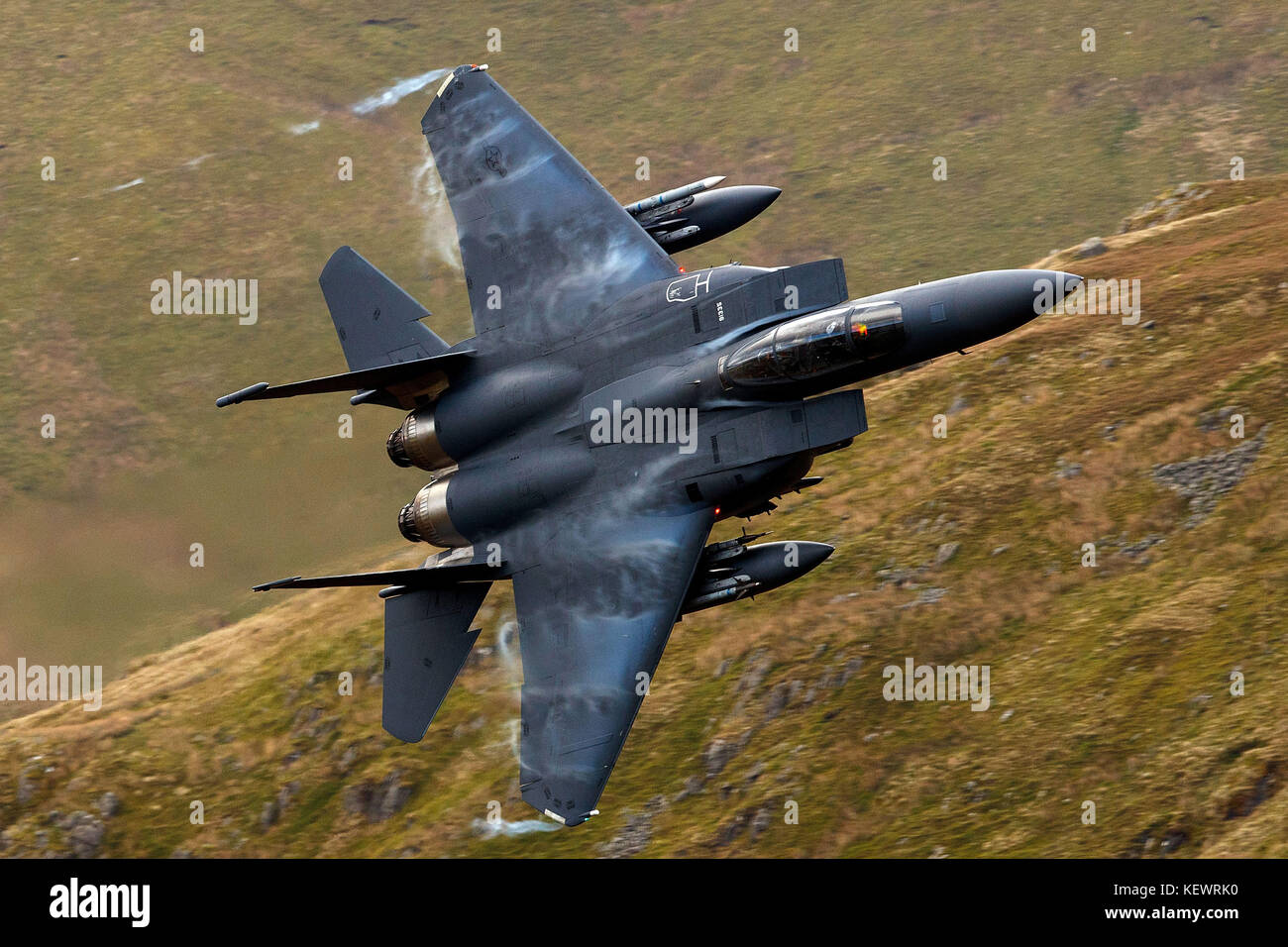 United States Air Force McDonnell-Douglas F-15E Strike Eagle LN (91-335) de la 48e Escadre de chasse, 494e Escadron de chasse basé à RAF Lakenheath, Angleterre, mouches faible niveau grâce à la boucle de Mach, Machynlleth, au Pays de Galles, Royaume-Uni Banque D'Images