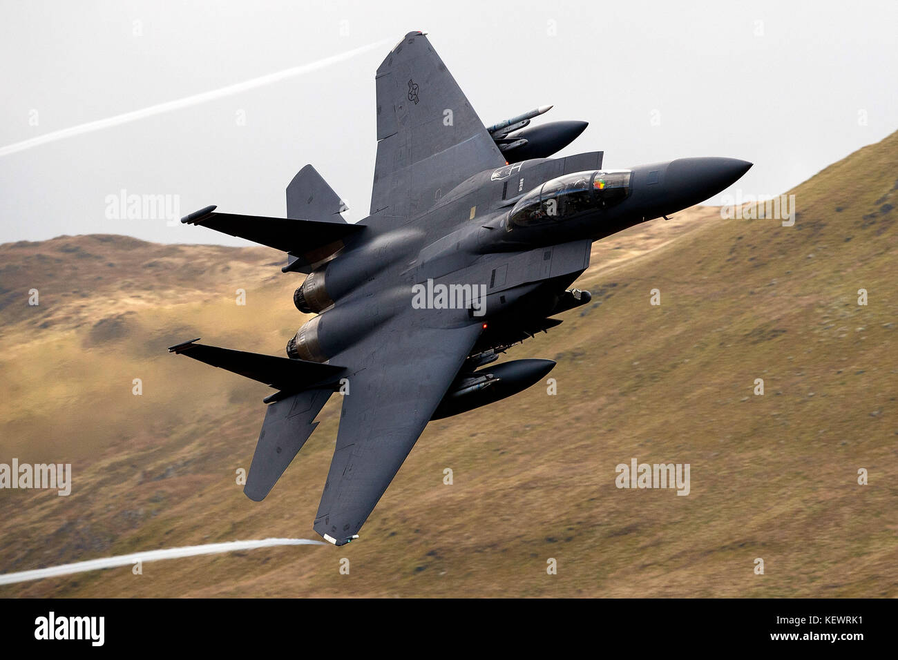 United States Air Force McDonnell-Douglas F-15E Strike Eagle LN (91-326) de la 48e Escadre de chasse, 494e Escadron de chasse basé à RAF Lakenheath, Angleterre, mouches faible niveau grâce à la boucle de Mach, Machynlleth, au Pays de Galles, Royaume-Uni Banque D'Images
