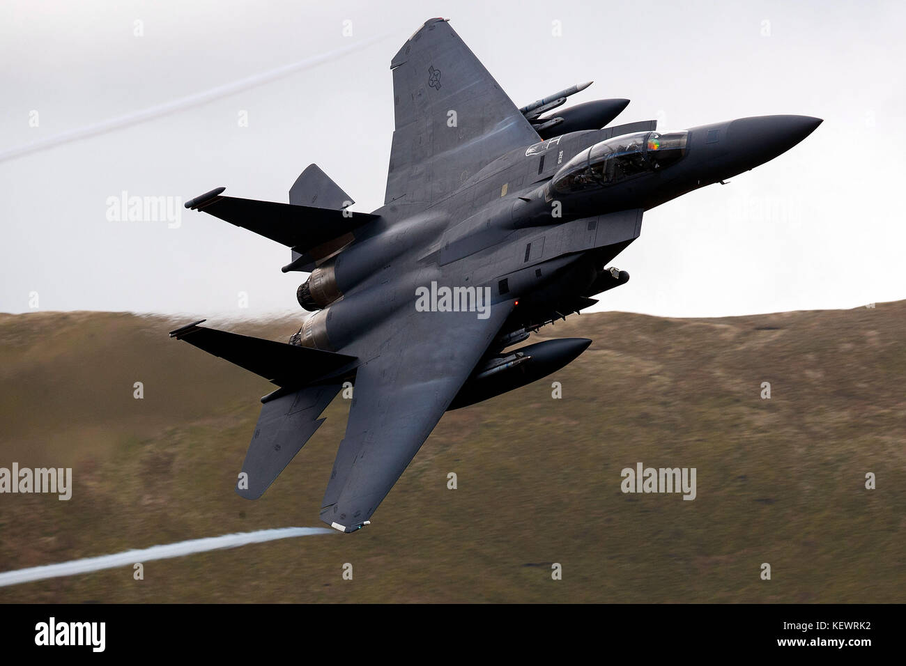 United States Air Force McDonnell-Douglas F-15E Strike Eagle LN (91-326) de la 48e Escadre de chasse, 494e Escadron de chasse basé à RAF Lakenheath, Angleterre, mouches faible niveau grâce à la boucle de Mach, Machynlleth, au Pays de Galles, Royaume-Uni Banque D'Images