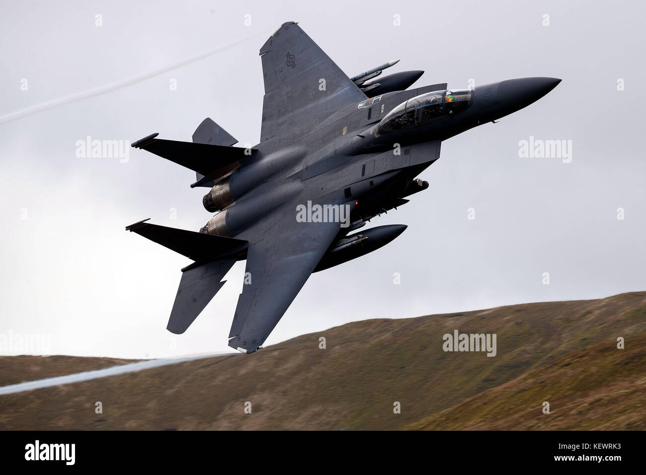 United States Air Force McDonnell-Douglas F-15E Strike Eagle LN (91-326) de la 48e Escadre de chasse, 494e Escadron de chasse basé à RAF Lakenheath, Angleterre, mouches faible niveau grâce à la boucle de Mach, Machynlleth, au Pays de Galles, Royaume-Uni Banque D'Images
