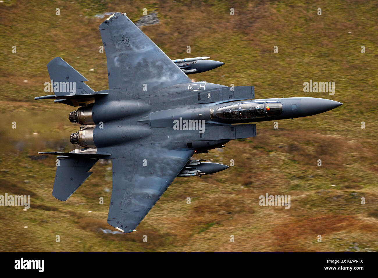 United States Air Force McDonnell-Douglas F-15E Strike Eagle LN (91-335) de la 48e Escadre de chasse, 494e Escadron de chasse basé à RAF Lakenheath, Angleterre, mouches faible niveau grâce à la boucle de Mach, Machynlleth, au Pays de Galles, Royaume-Uni Banque D'Images