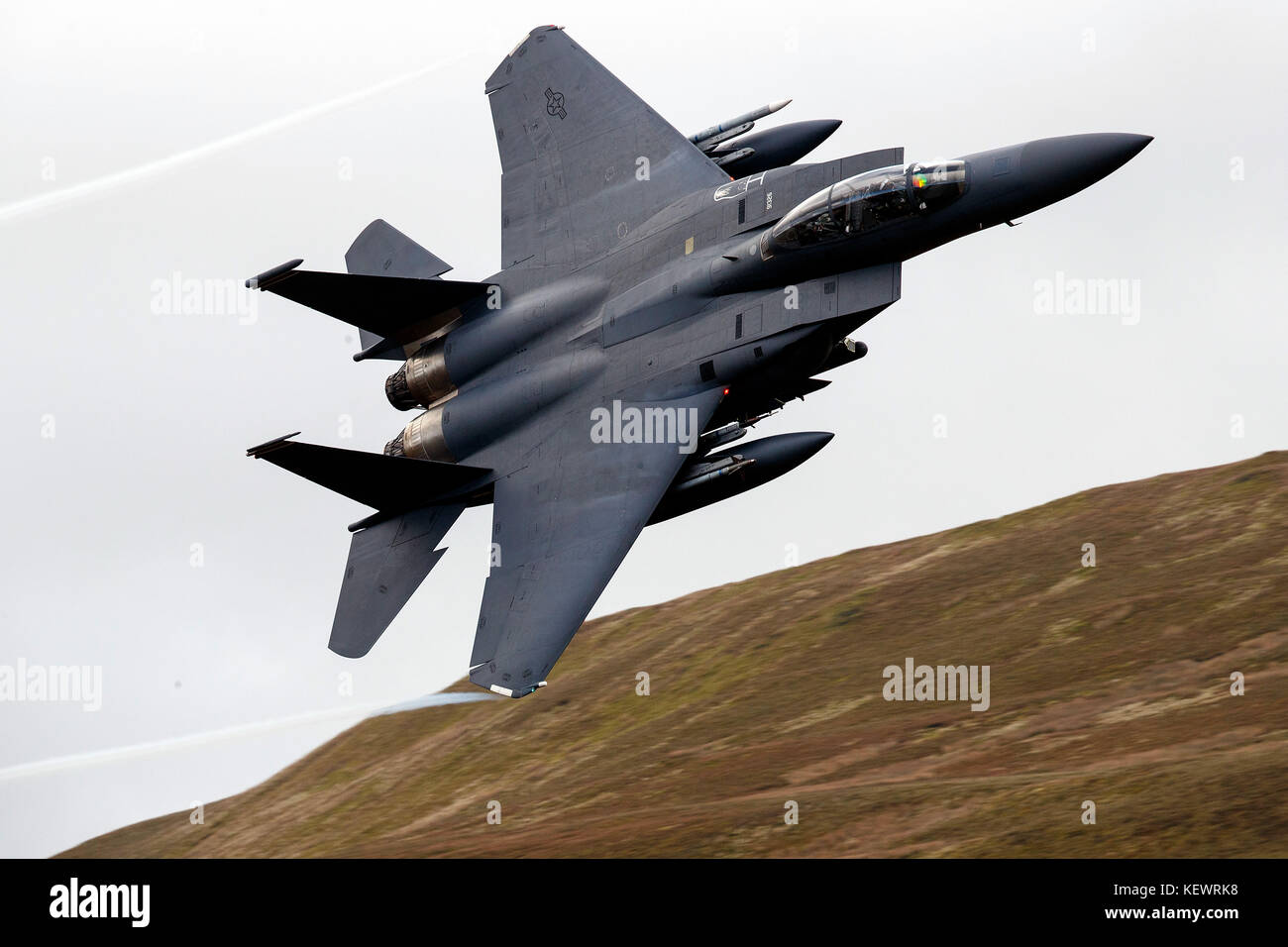 United States Air Force McDonnell-Douglas F-15E Strike Eagle LN (91-326) de la 48e Escadre de chasse, 494e Escadron de chasse basé à RAF Lakenheath, Angleterre, mouches faible niveau grâce à la boucle de Mach, Machynlleth, au Pays de Galles, Royaume-Uni Banque D'Images