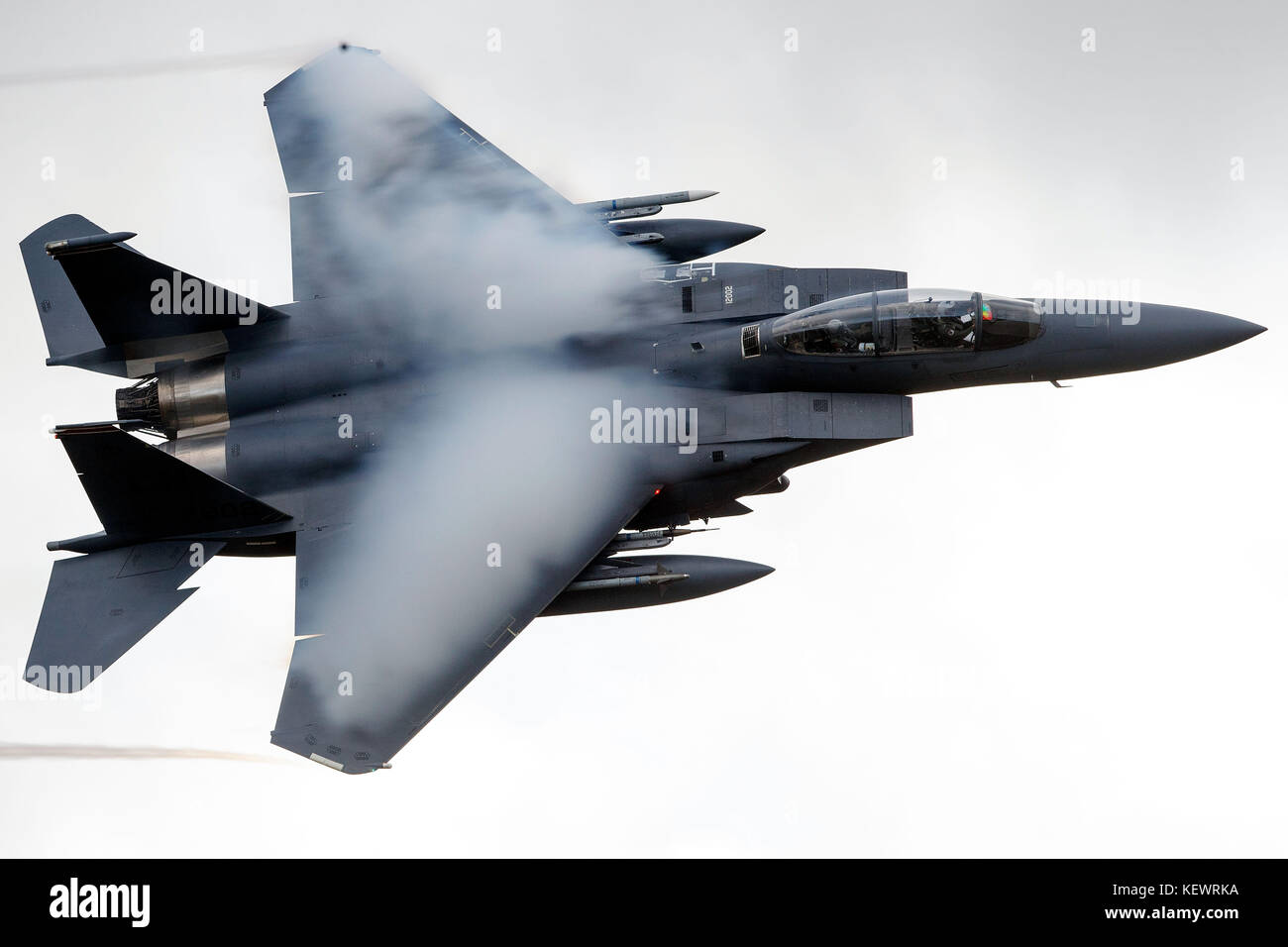 United States Air Force McDonnell-Douglas F-15E Strike Eagle LN (12-002) de la 48e Escadre de chasse, 494e Escadron de chasse basé à RAF Lakenheath, Angleterre, mouches faible niveau grâce à la boucle de Mach, Machynlleth, au Pays de Galles, Royaume-Uni Banque D'Images
