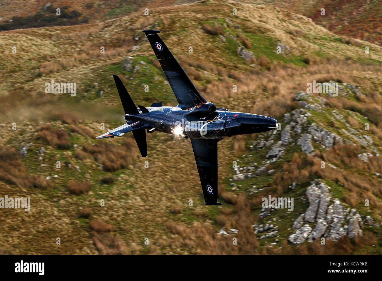 Royal Air Force T2 Hawk de BAE Systems (ZK010) vole bas niveau grâce à la boucle de Mach, Machynlleth, au Pays de Galles, Royaume-Uni Banque D'Images