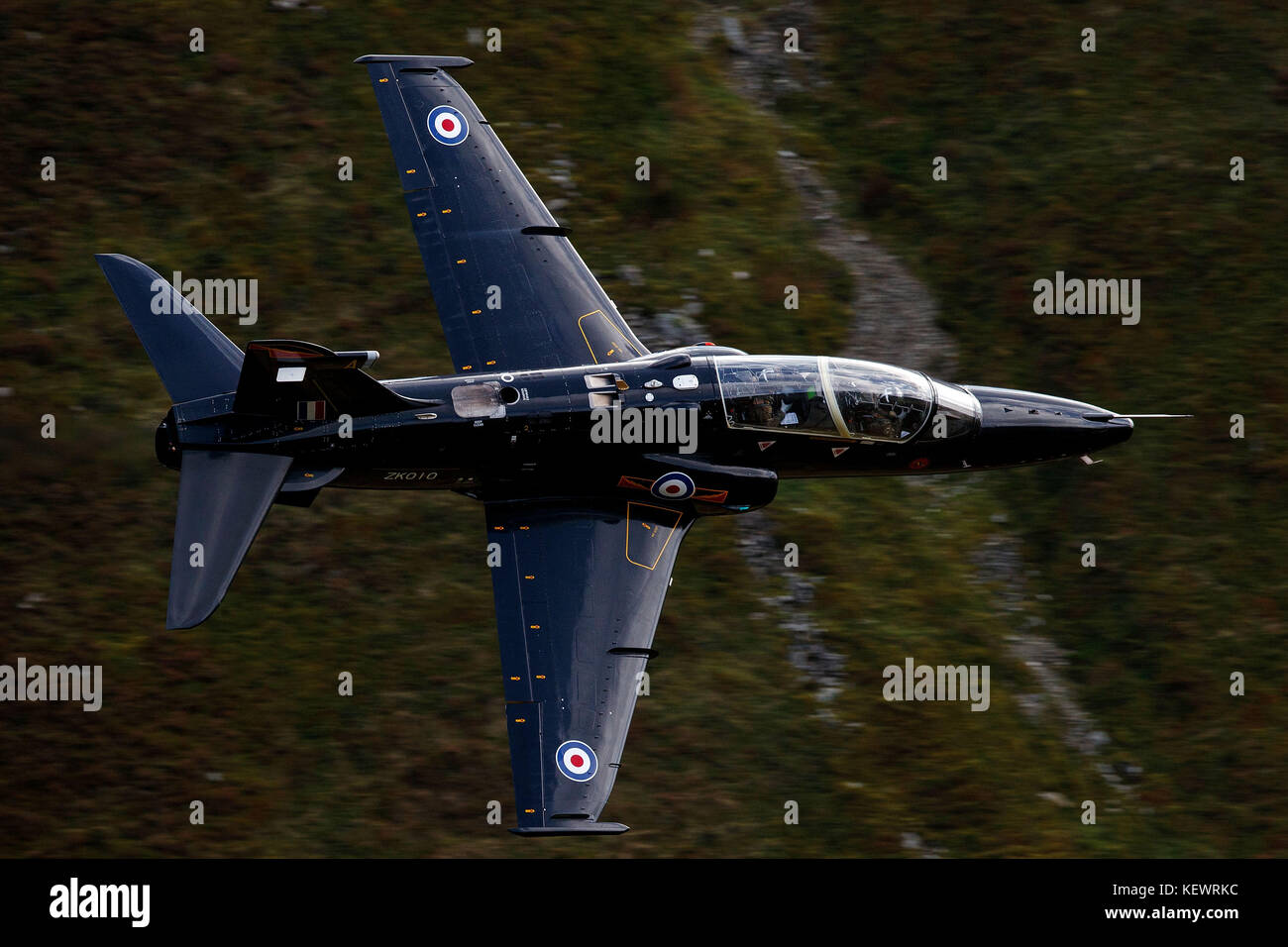 Royal Air Force T2 Hawk de BAE Systems (ZK010) vole bas niveau grâce à la boucle de Mach, Machynlleth, au Pays de Galles, Royaume-Uni Banque D'Images