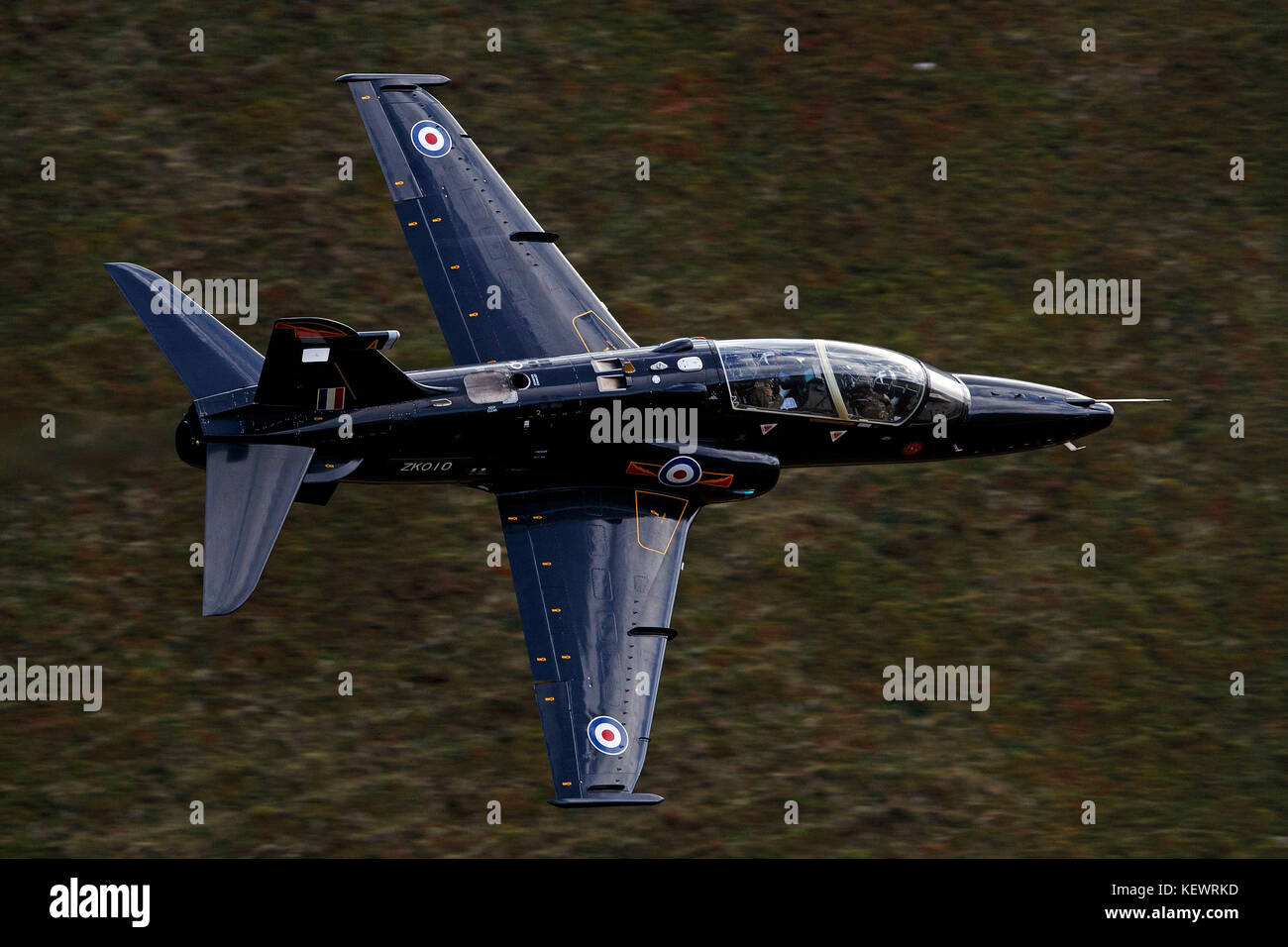 Royal Air Force T2 Hawk de BAE Systems (ZK010) vole bas niveau grâce à la boucle de Mach, Machynlleth, au Pays de Galles, Royaume-Uni Banque D'Images