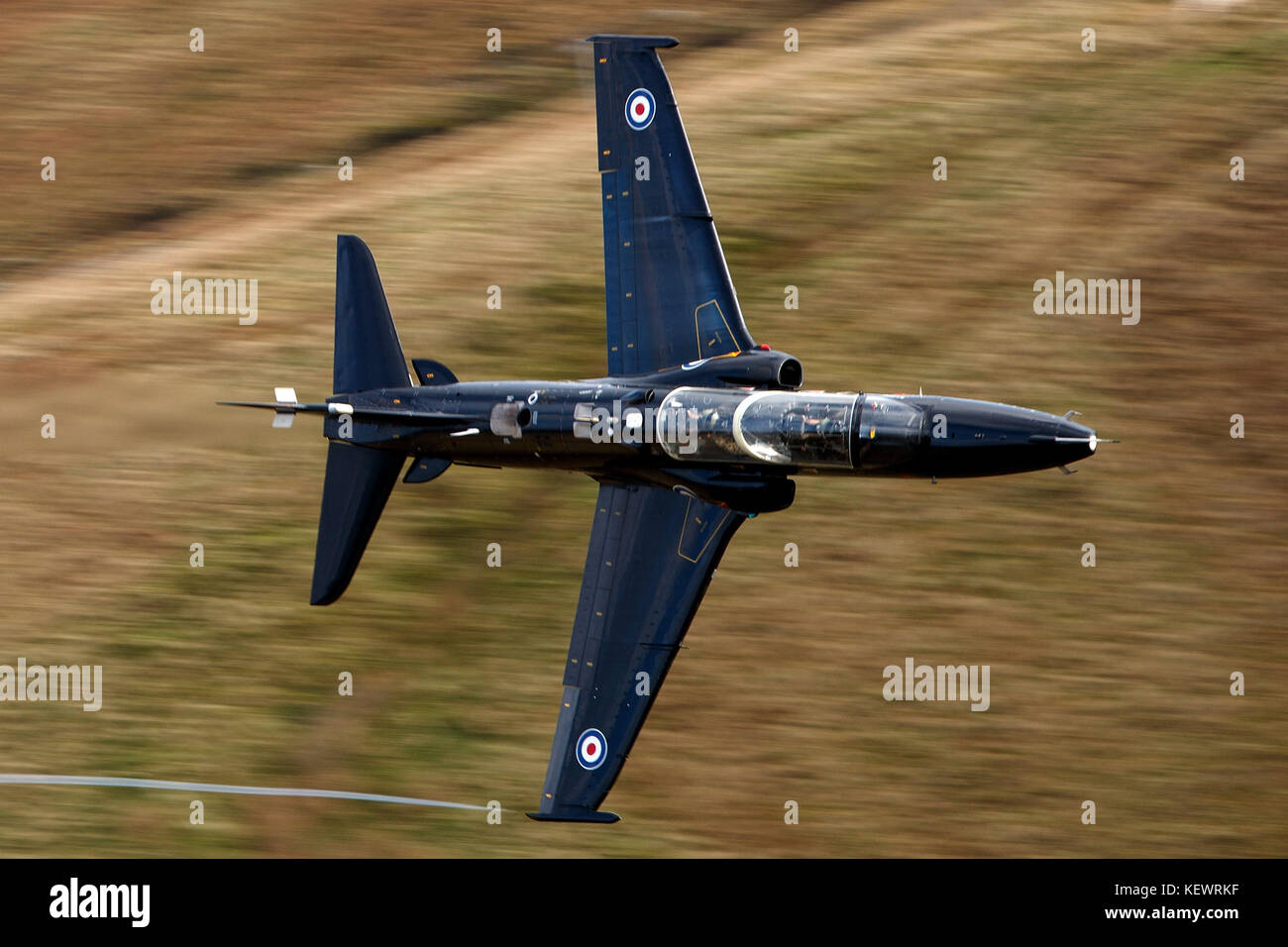 Royal Air Force T2 Hawk de BAE Systems (ZK036) vole bas niveau grâce à la boucle de Mach, Machynlleth, au Pays de Galles, Royaume-Uni Banque D'Images