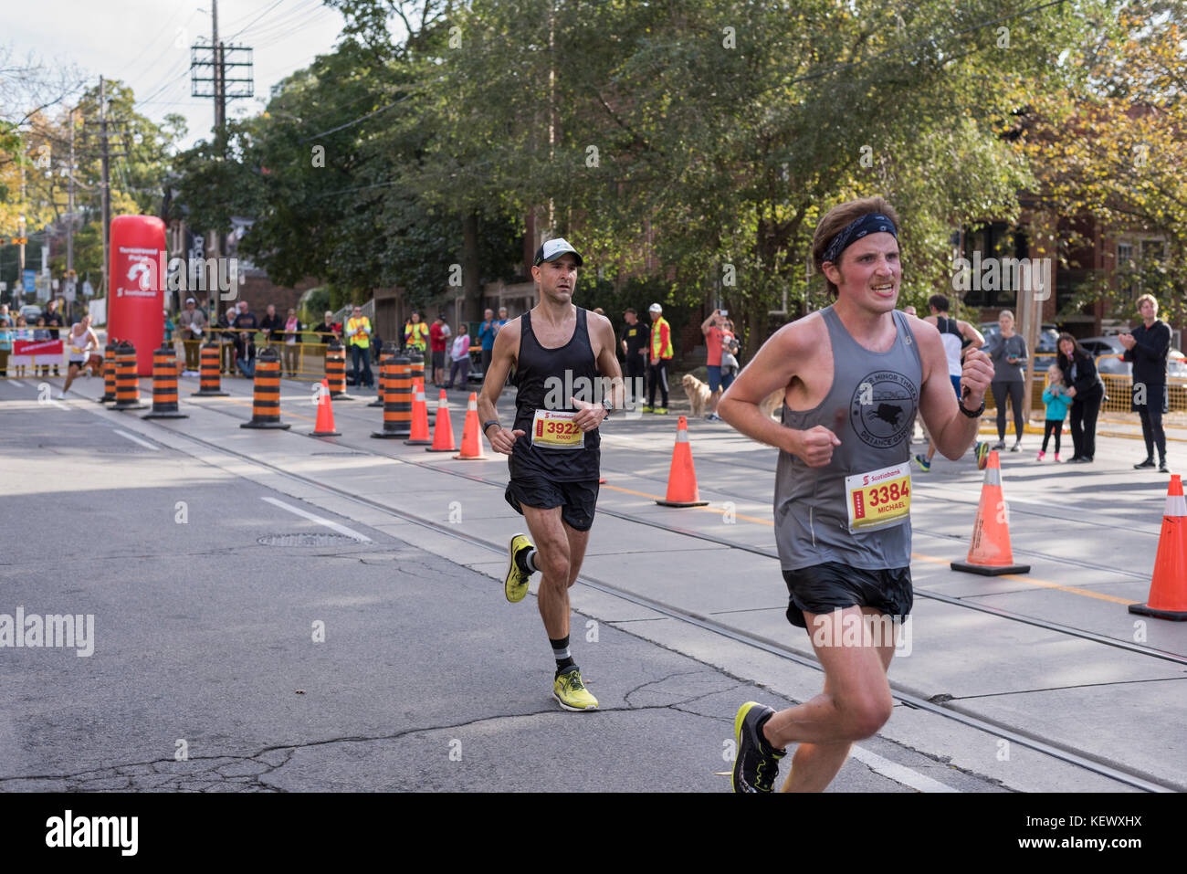 Toronto, Ontario/Canada - oct 22, 2017 : les coureurs de marathon en passant le 33km point de retour au 2017 Scotiabank Toronto Waterfront Marathon. Banque D'Images