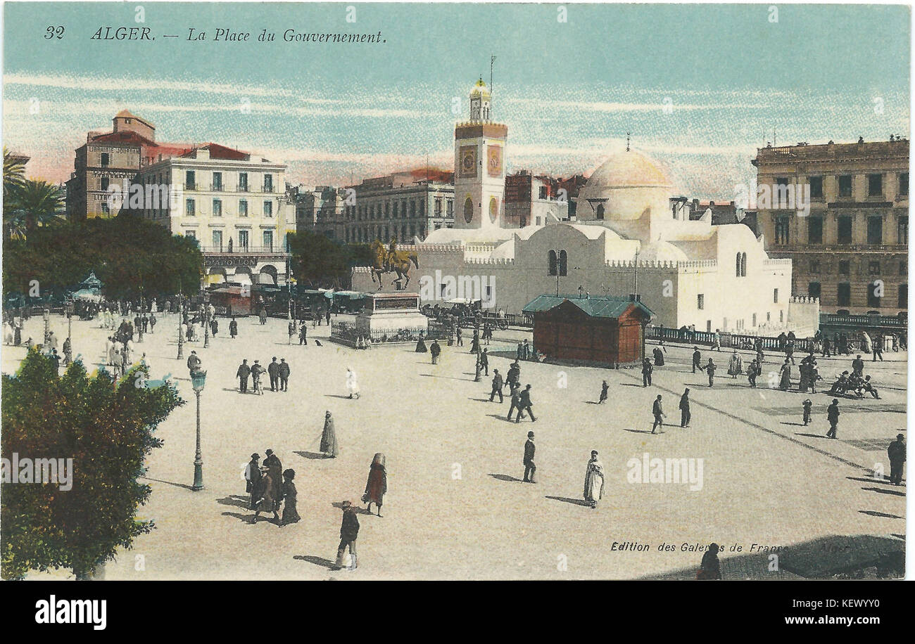 Algers la place du Gouvernement est une place historique d'Alger, en Algérie, connue pour son architecture coloniale et son rôle central dans l'histoire de la ville. Il a été un point focal pour les événements culturels et politiques au fil des ans. Banque D'Images
