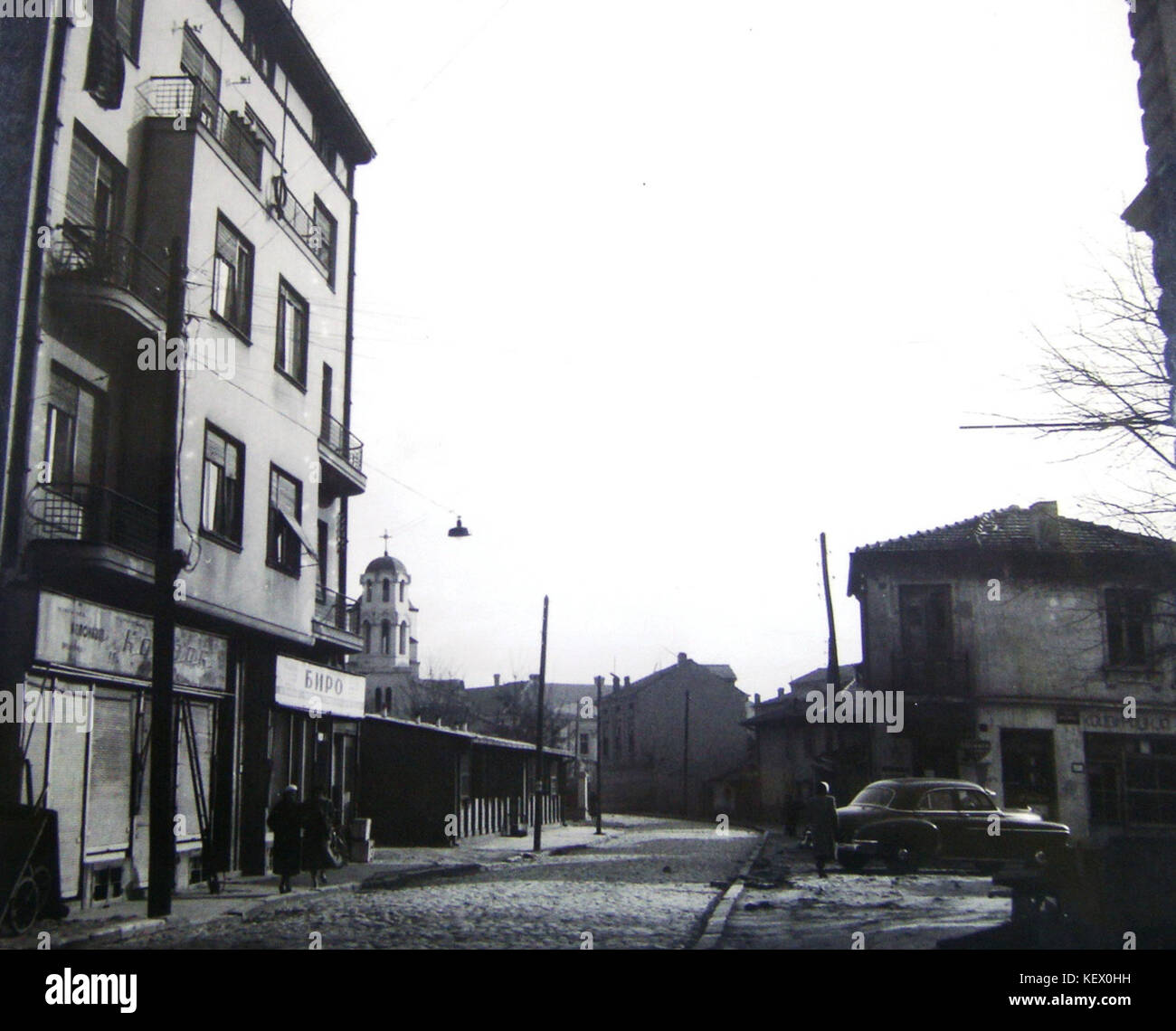 Une vue lointaine de l'église de Constantine et Hélène, mettant en valeur son style architectural et son importance culturelle significative. L'église est un site historique clé, avec un design orthodoxe oriental traditionnel et situé en Bulgarie. Banque D'Images