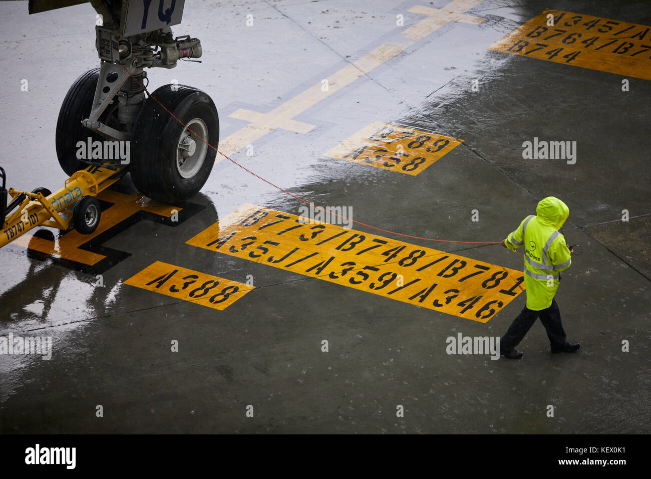 Boston Massachusetts New England North America USA , l'Aéroport International de Logan Lufthansa 474 jumbo jet airplane roues fixées à un Pushback Remorqueurs Banque D'Images