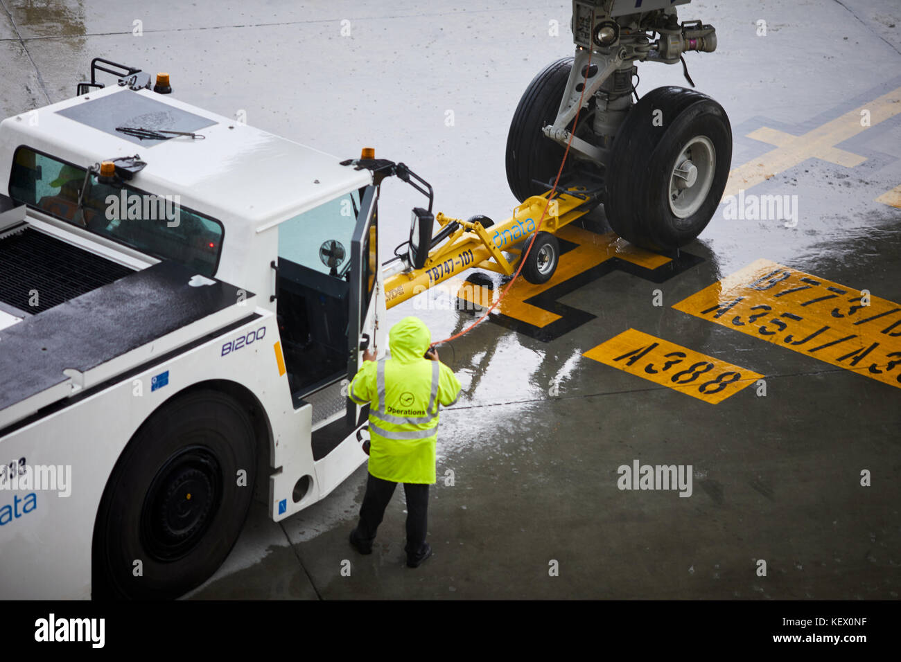 Boston Massachusetts New England North America USA , l'Aéroport International de Logan Lufthansa 474 jumbo jet airplane roues fixées à un Pushback Remorqueurs Banque D'Images