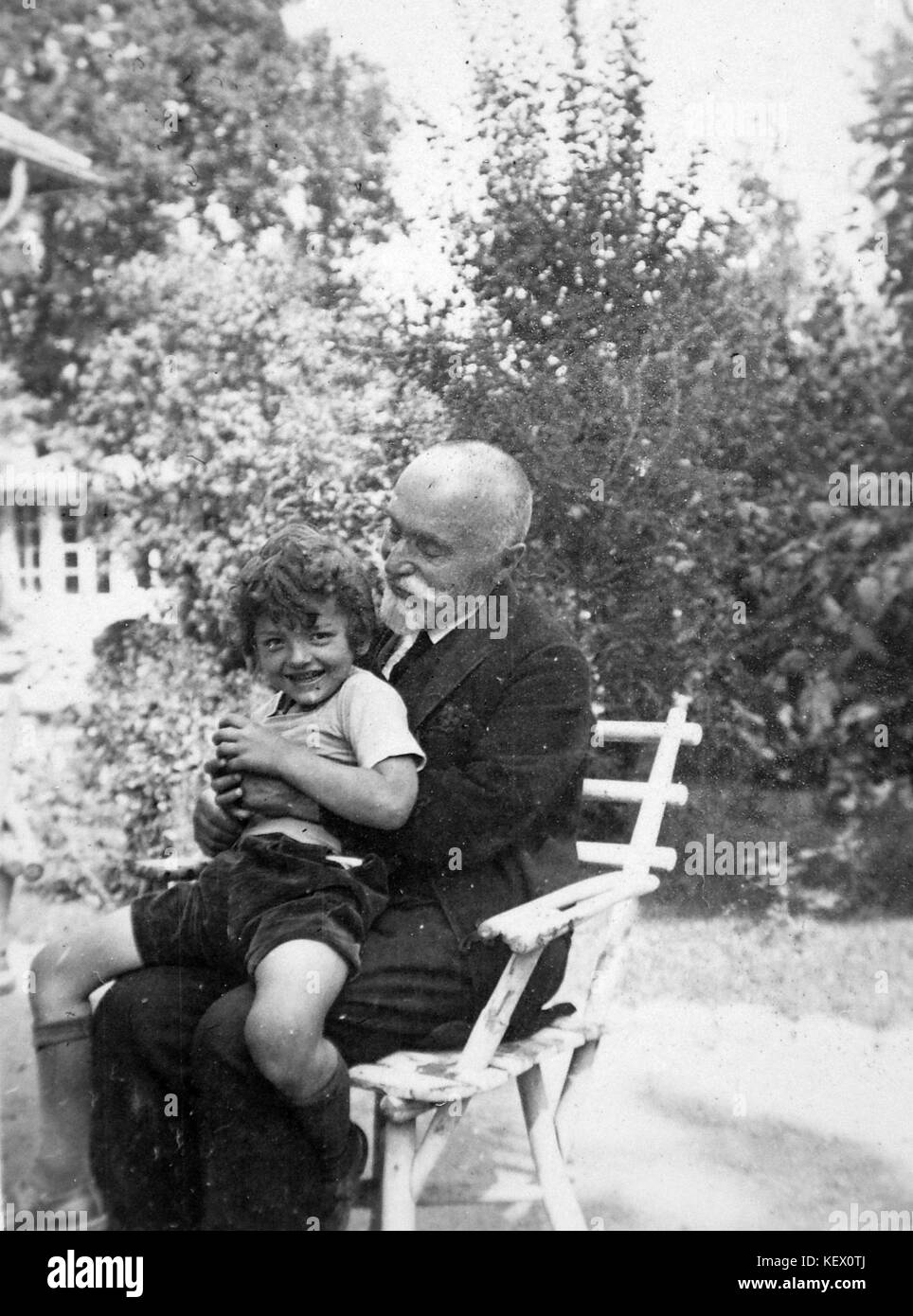 Double portrait, enfant, homme, moustache, une chaise de jardin, grands-parents, l'été, sourire Fortepan 14874 Banque D'Images