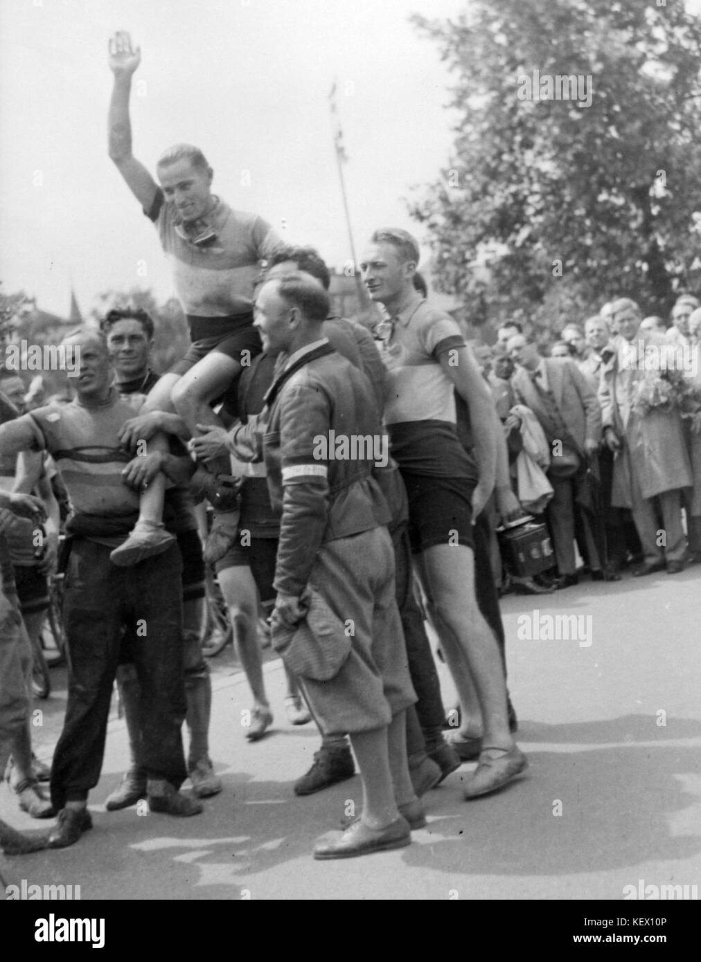 Cette image fait partie de la collection du concours Fortepan de 1956, présentant des photographies historiques qui documentent des moments et des scènes clés de cette période. La collection souligne l'importance des archives photographiques dans la préservation de la mémoire historique. Banque D'Images