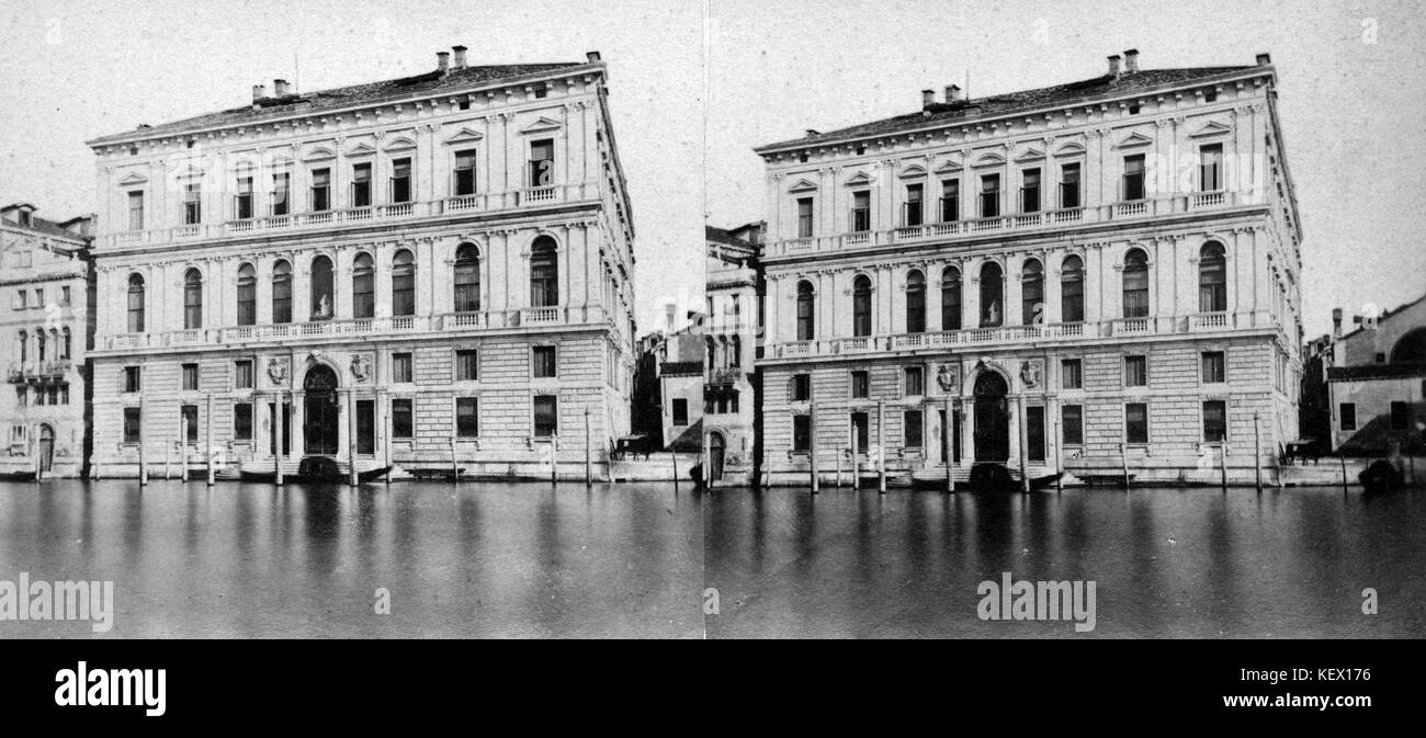 Le canal Grande à Venise est représenté sur cette photographie représentant le Palazzo Grassi. Ce bâtiment emblématique, situé le long du grand canal, est connu pour son architecture vénitienne et son importance historique. L'image capture l'essence de la beauté architecturale de Venise et le majestueux canal. Banque D'Images