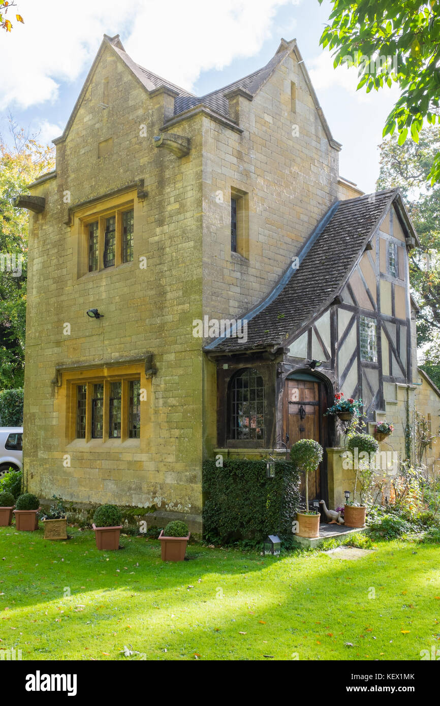 Petite maison en pierre de style gothique dans le village de Cotswold Broadway dans le Worcestershire, Royaume-Uni Banque D'Images