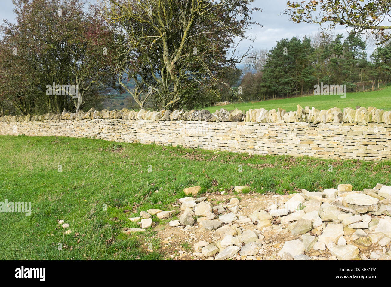 Mur en pierre sèche en construction au Cotswold village de Broadway dans le Worcestershire, Royaume-Uni Banque D'Images