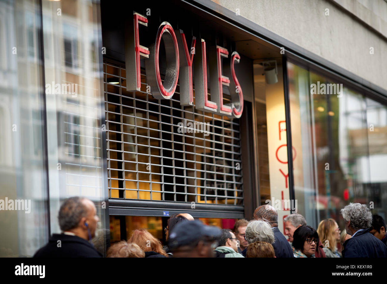 Les clients en attente pour book store pour ouvrir Foyles Charing Cross Road, Soho à Londres La capitale de l'Angleterre Banque D'Images