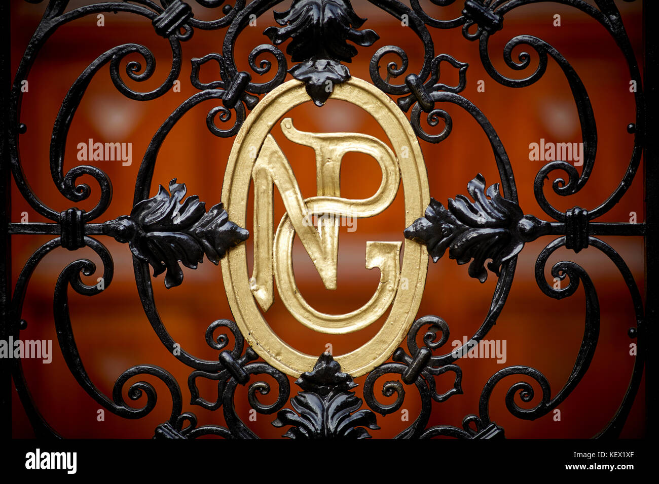 Logo de la CAN d'or de la ferronnerie dans le les portes de Charing Cross Road National Portrait Gallery de Londres, la capitale de l'Angleterre Banque D'Images