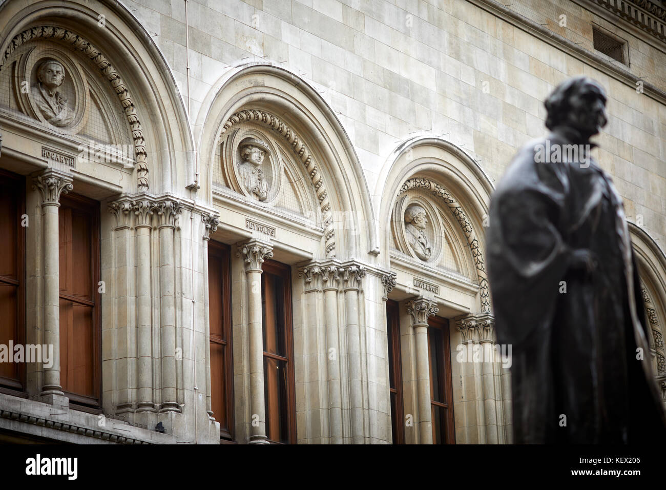 Thomas Brock Statue de Sir Henry Irving acteur Charing Cross Road en dehors de la National Portrait Gallery de Londres, la capitale de l'Angleterre Banque D'Images