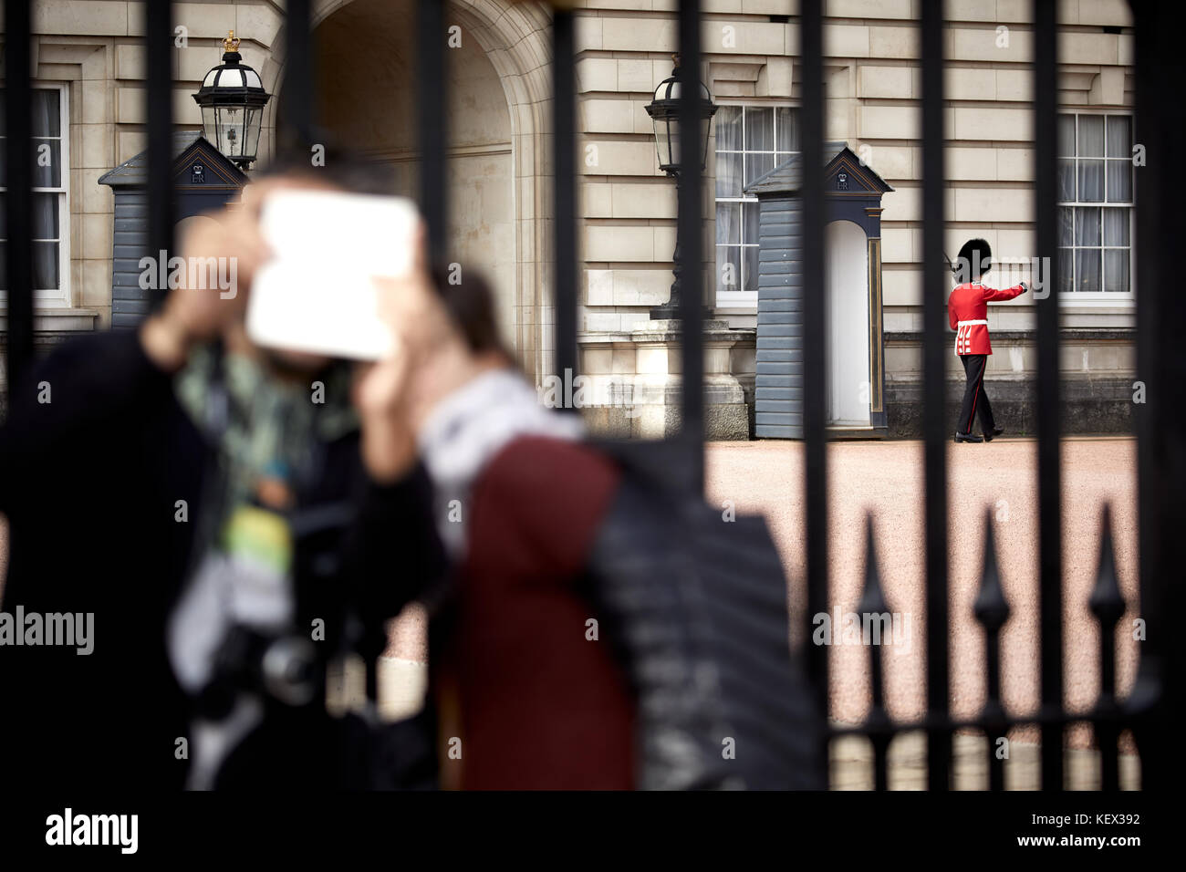 Buckingham Palace Queens protège-pieds dans une tunique rouge et d'ours Ville de Westminster à Londres La capitale de l'Angleterre Banque D'Images