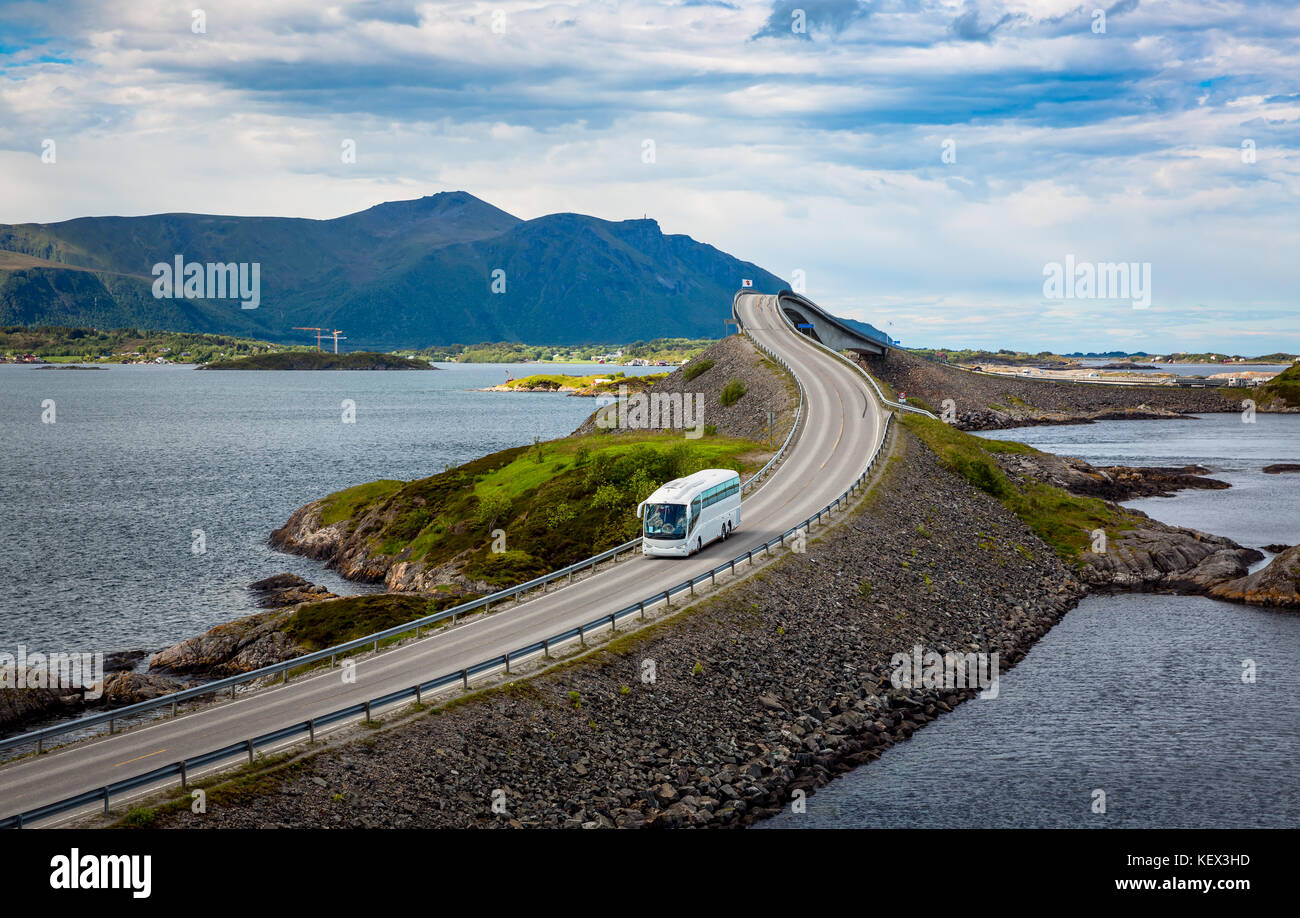 Bus touristique déplacement routier en Norvège. Atlantic ocean road ou la route de l'Atlantique (atlanterhavsveien) été décerné le titre de "norwegian constru Banque D'Images