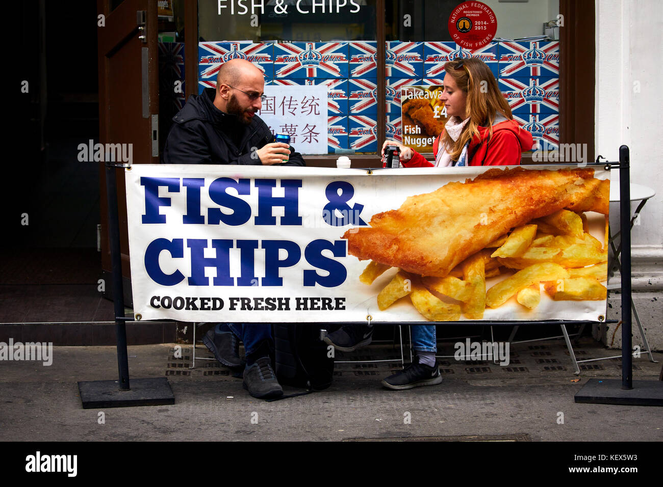 Couple Eating fish and chips de la rue du musée à Londres La capitale de l'Angleterre Banque D'Images