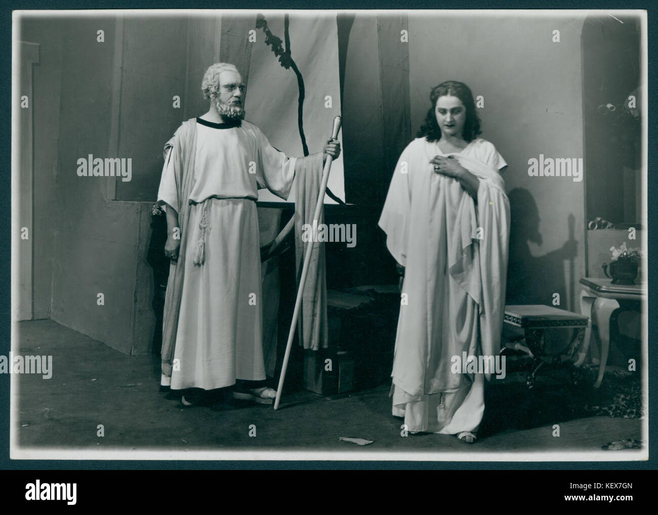 Petya Gerganova est représentée comme le héros dans la représentation de 1941-1942 de "les vagues de la mer et de l'amour", une production soviétique populaire. La performance explore les thèmes de l'amour et du sacrifice dans le contexte de la guerre et de l'aventure maritime, reflétant le cinéma soviétique de l'époque. Banque D'Images