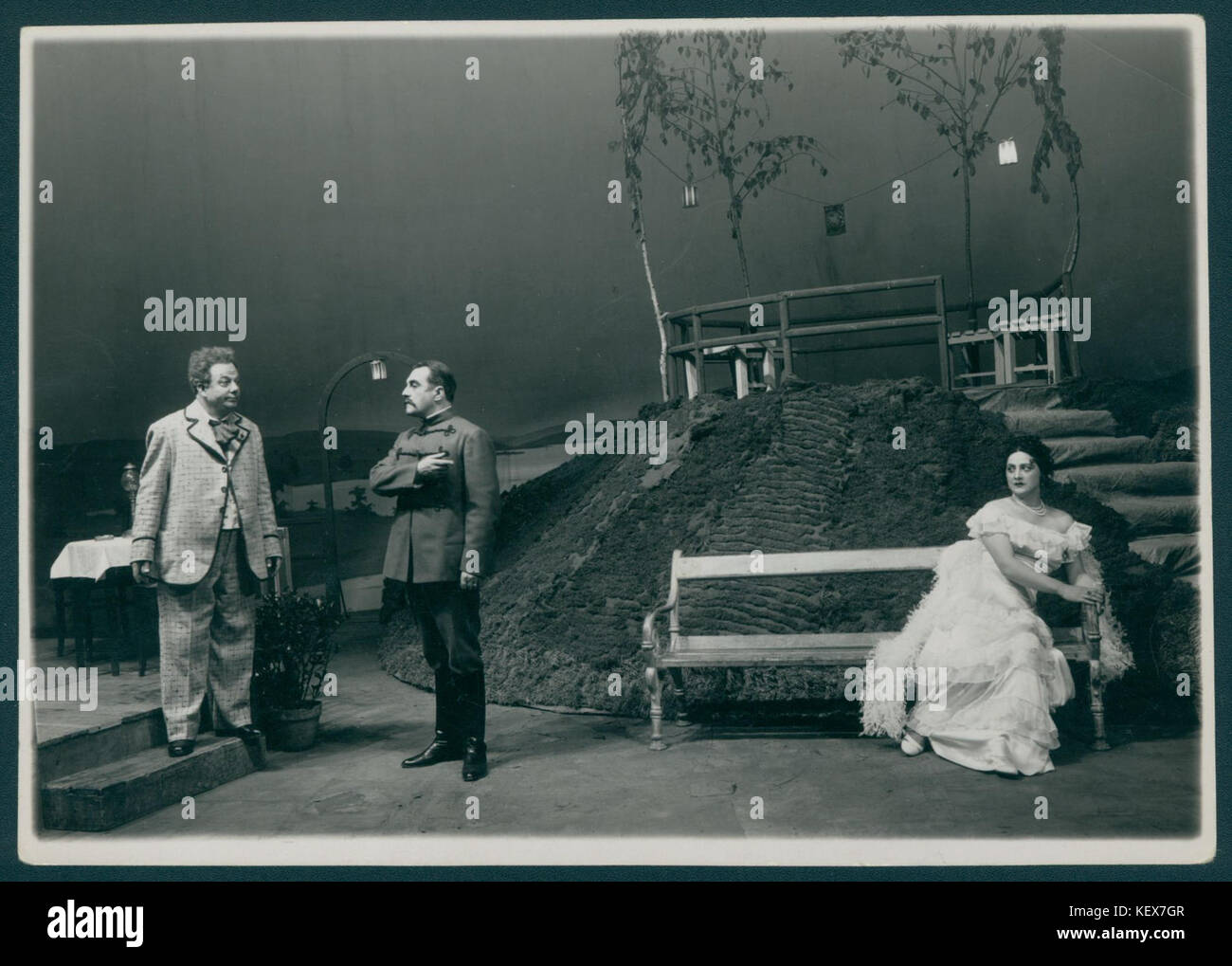 Cette image montre Petya Gerganova jouant le rôle de Larisa dans la pièce "sans dot". La pièce est une œuvre russe classique, et le rôle de Gerganova en tant que Larisa est au cœur des thèmes du drame des pressions sociales et familiales. Banque D'Images