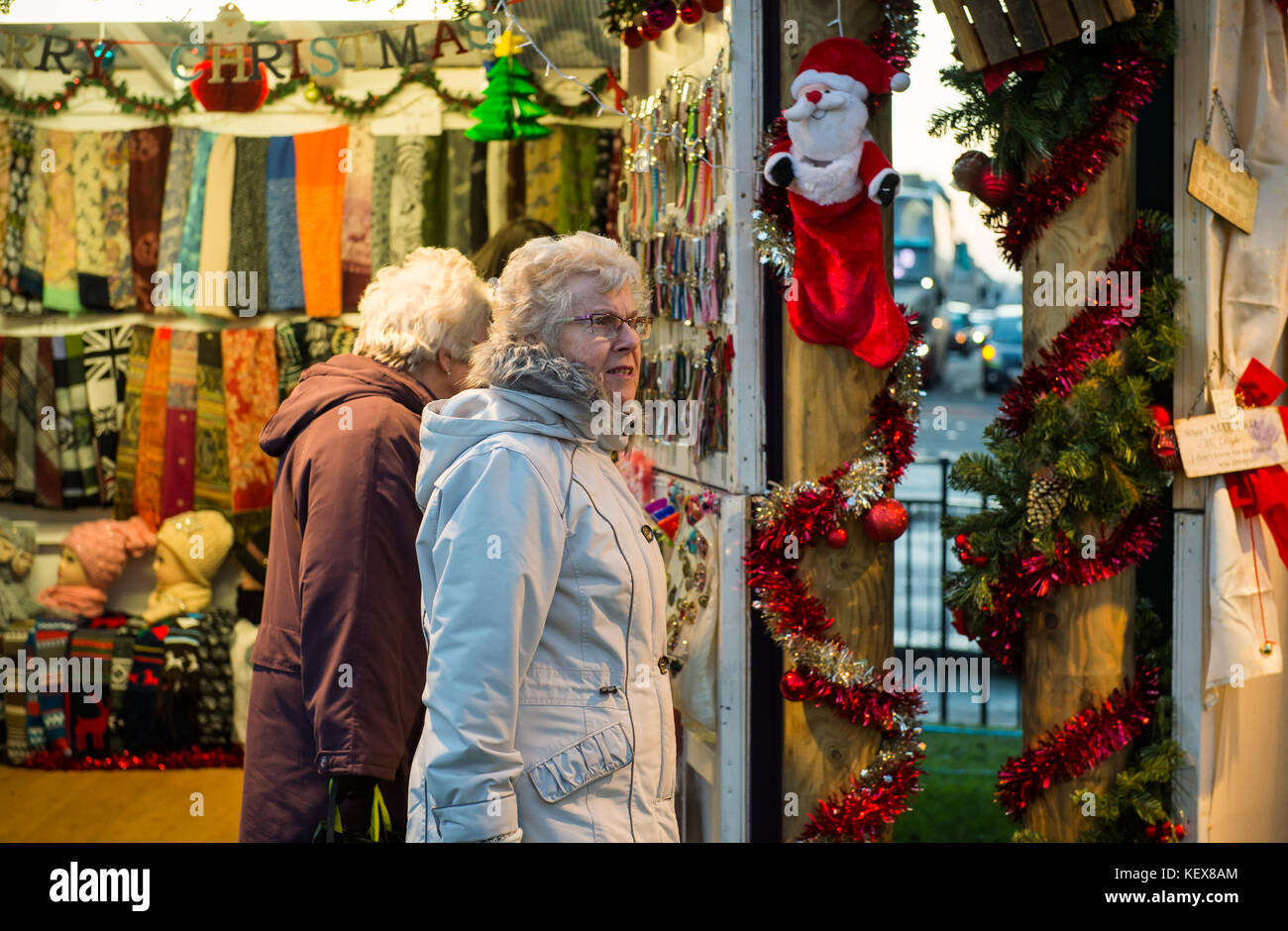 Edimbourg, Ecosse, Royaume Uni - 08 décembre 2014 - les personnes âgées shopping Marché de Noël allemand à Édimbourg, Écosse, Royaume-Uni Banque D'Images