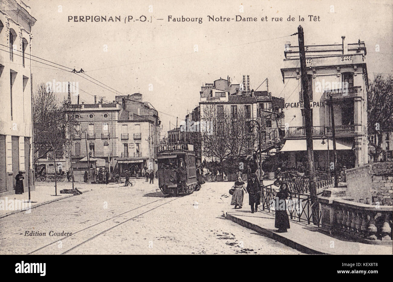 Vue historique du faubourg notre Dame et de la rue de la Têt à Perpignan par Couderc, capturant l'architecture et le paysage urbain de la ville française au XIXe siècle. Banque D'Images Vue historique du faubourg notre Dame et de la rue de la Têt à Perpignan par Couderc, capturant l'architecture et le paysage urbain de la ville française au XIXe siècle. Banque D'Images