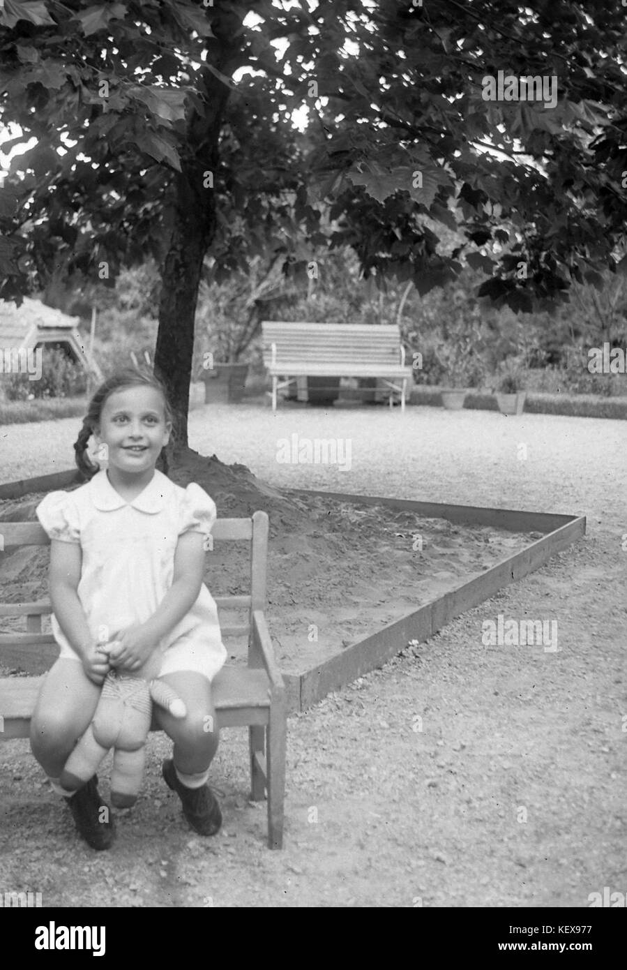 Cette photographie de 1940 de la collection Fortepan capture un moment de l'histoire, reflétant l'atmosphère sociale et politique de la IIe Guerre mondiale. Elle offre un aperçu de la vie dans les années 1940 Banque D'Images