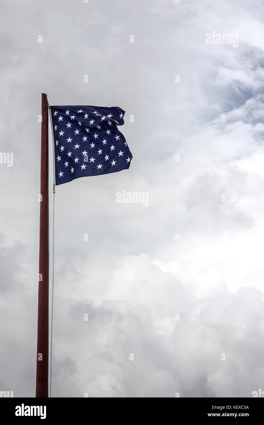 US Naval Jack Flag contre un ciel nuageux, Banque D'Images