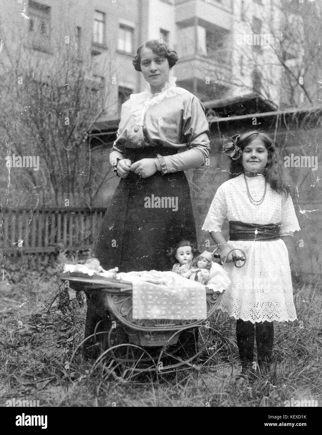 Landau, un double portrait, femme, enfant, poupée, jardin, jouet, girl, ruban, été Fortepan 3075 Banque D'Images