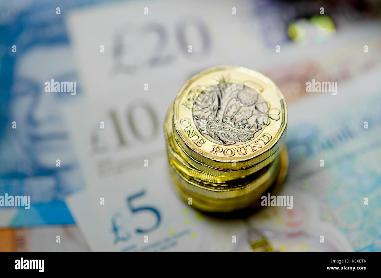 Devise britannique - pile de nouveau (2016) pièces livre sur €5 €10 et €20 notes Banque D'Images