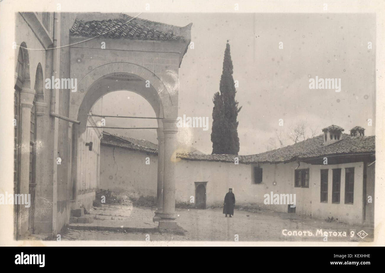 Cette image représente le couvent de Sopot, situé en Bulgarie. Le site historique est connu pour son importance culturelle et son environnement pittoresque. Banque D'Images